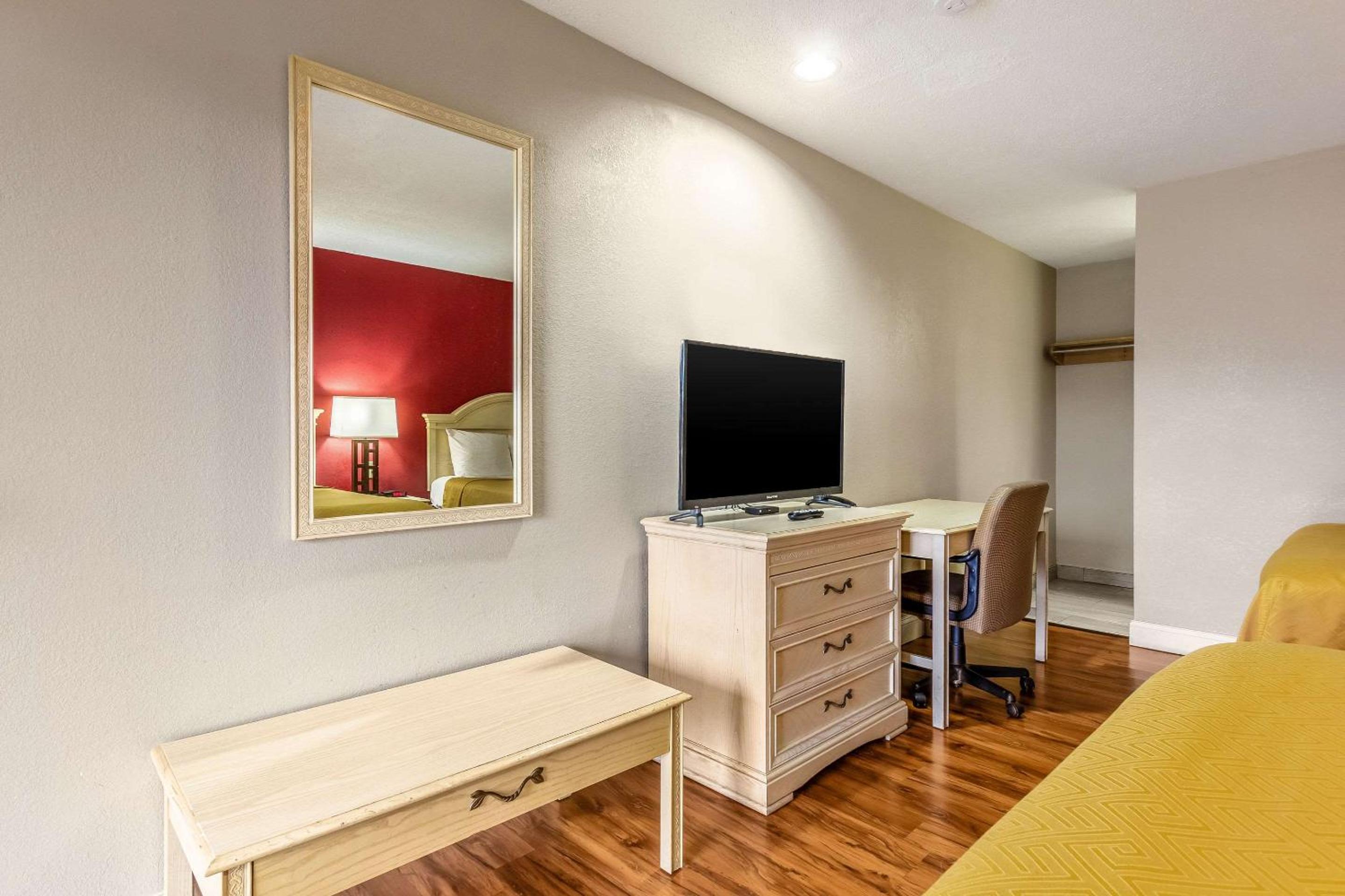Queen Room with Two Queen Beds - Non-Smoking - Photo 2