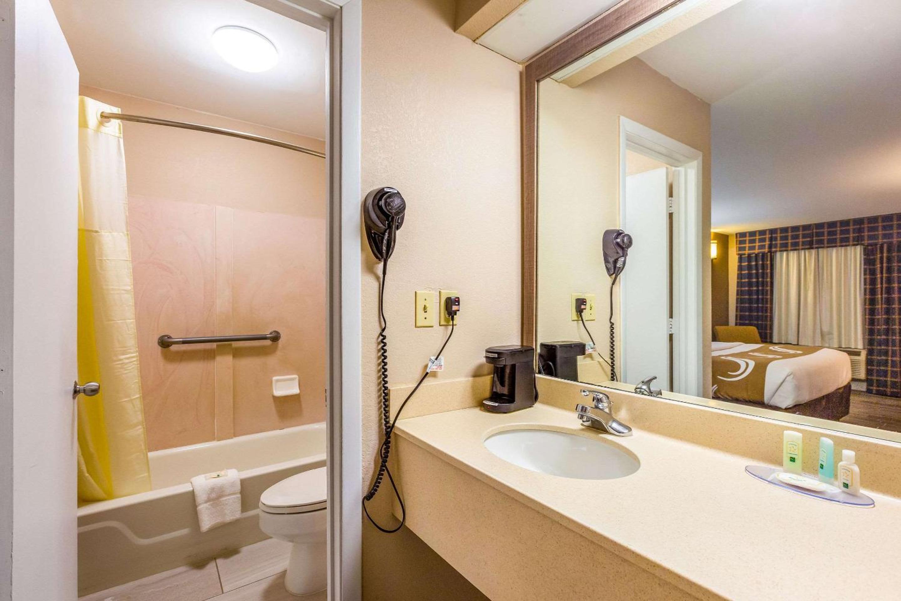 King Room - Non-Smoking photo 2