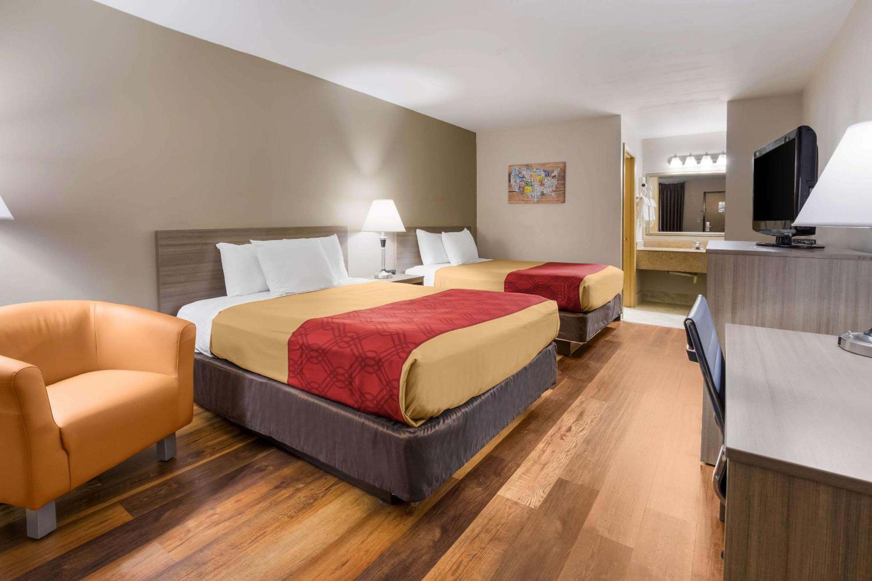 Queen Room with Two Queen Beds - Non-Smoking - Photo 7
