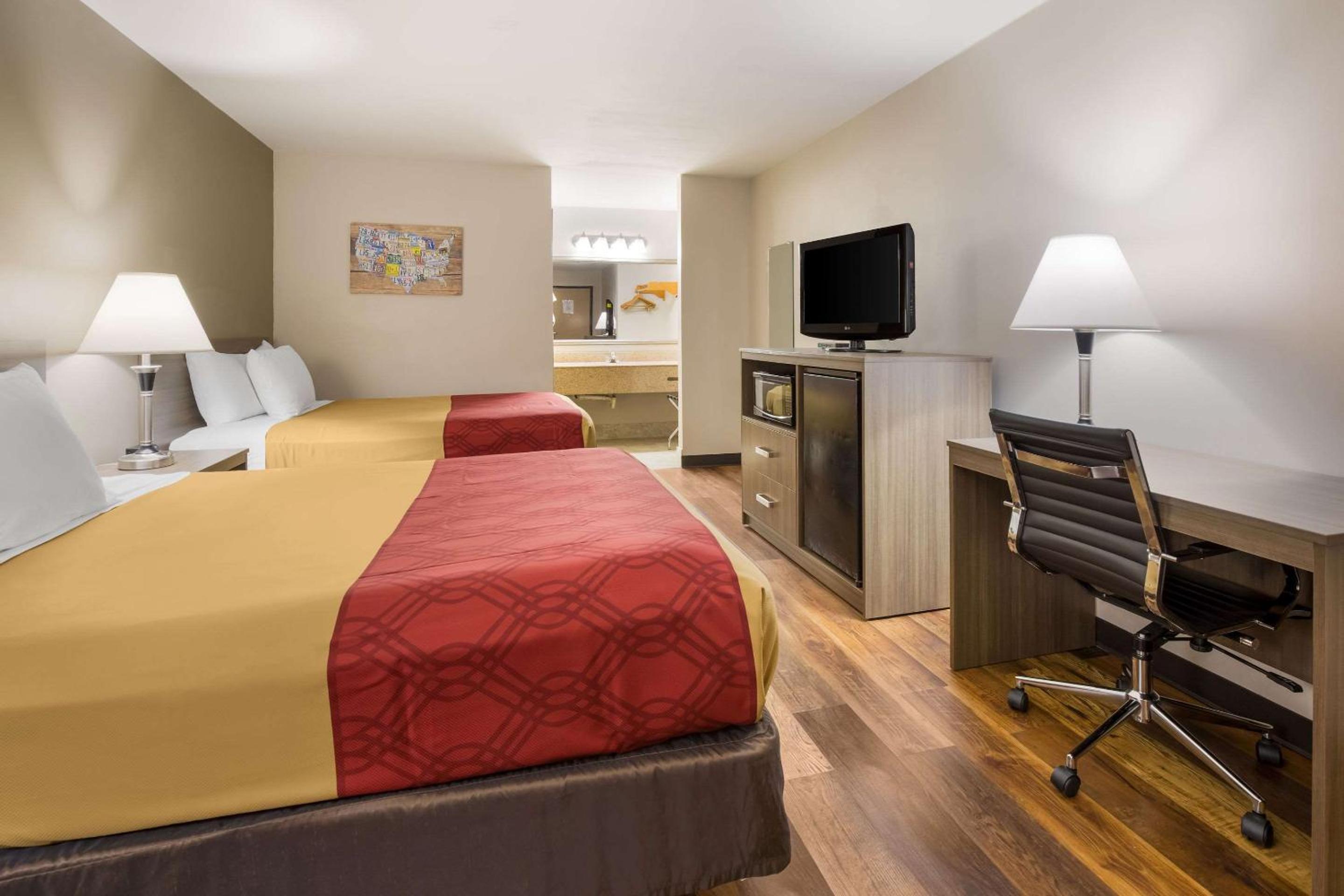 Queen Room with Two Queen Beds - Non-Smoking - Photo 4