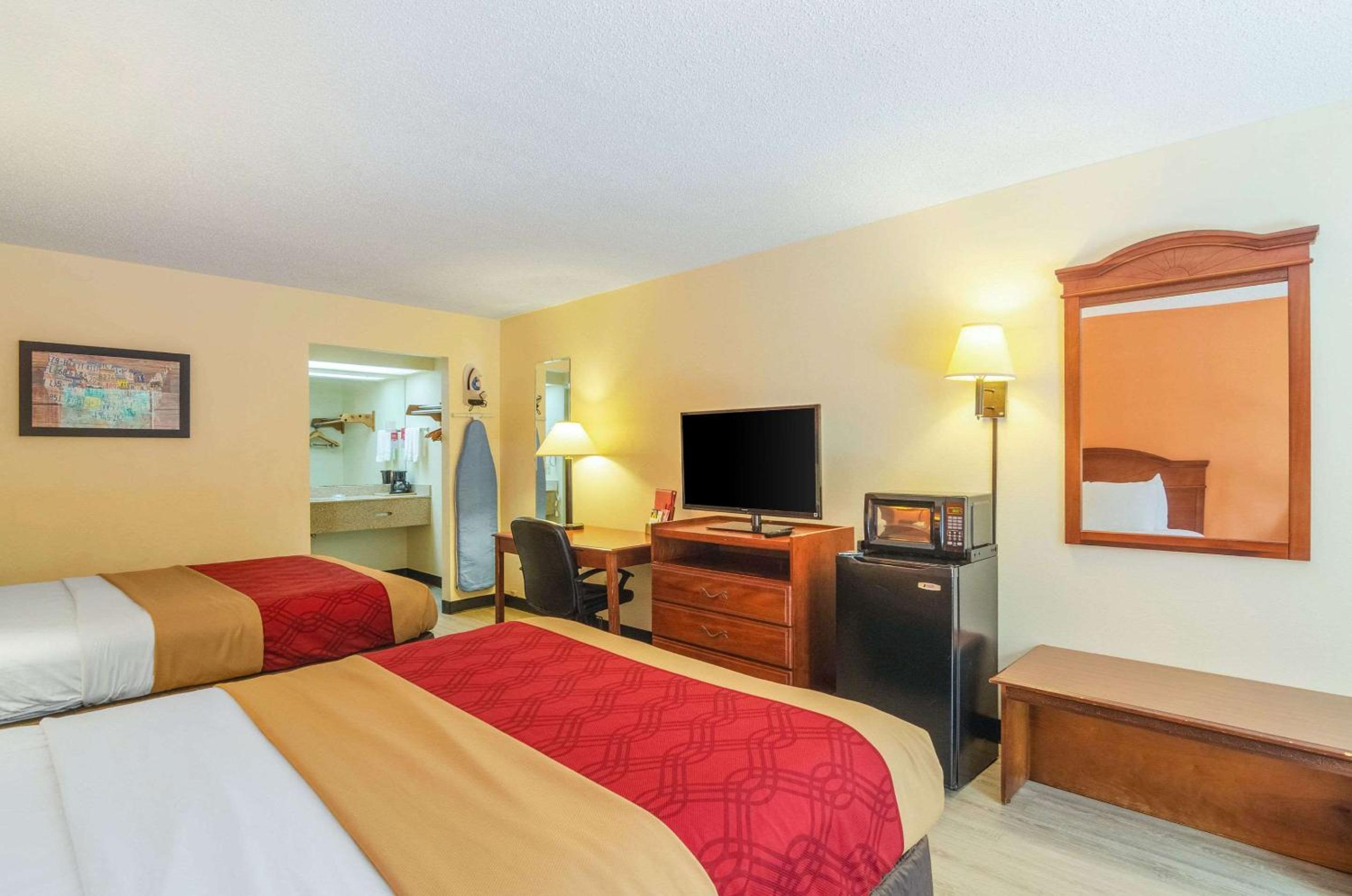 Queen Room with Two Queen Beds - Non-Smoking - Photo 6