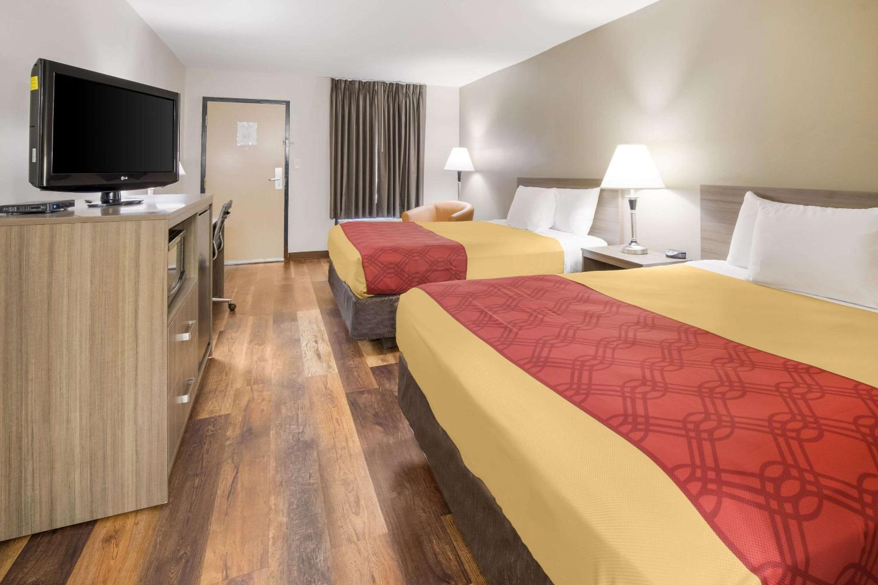 Queen Room with Two Queen Beds - Non-Smoking - Photo 6