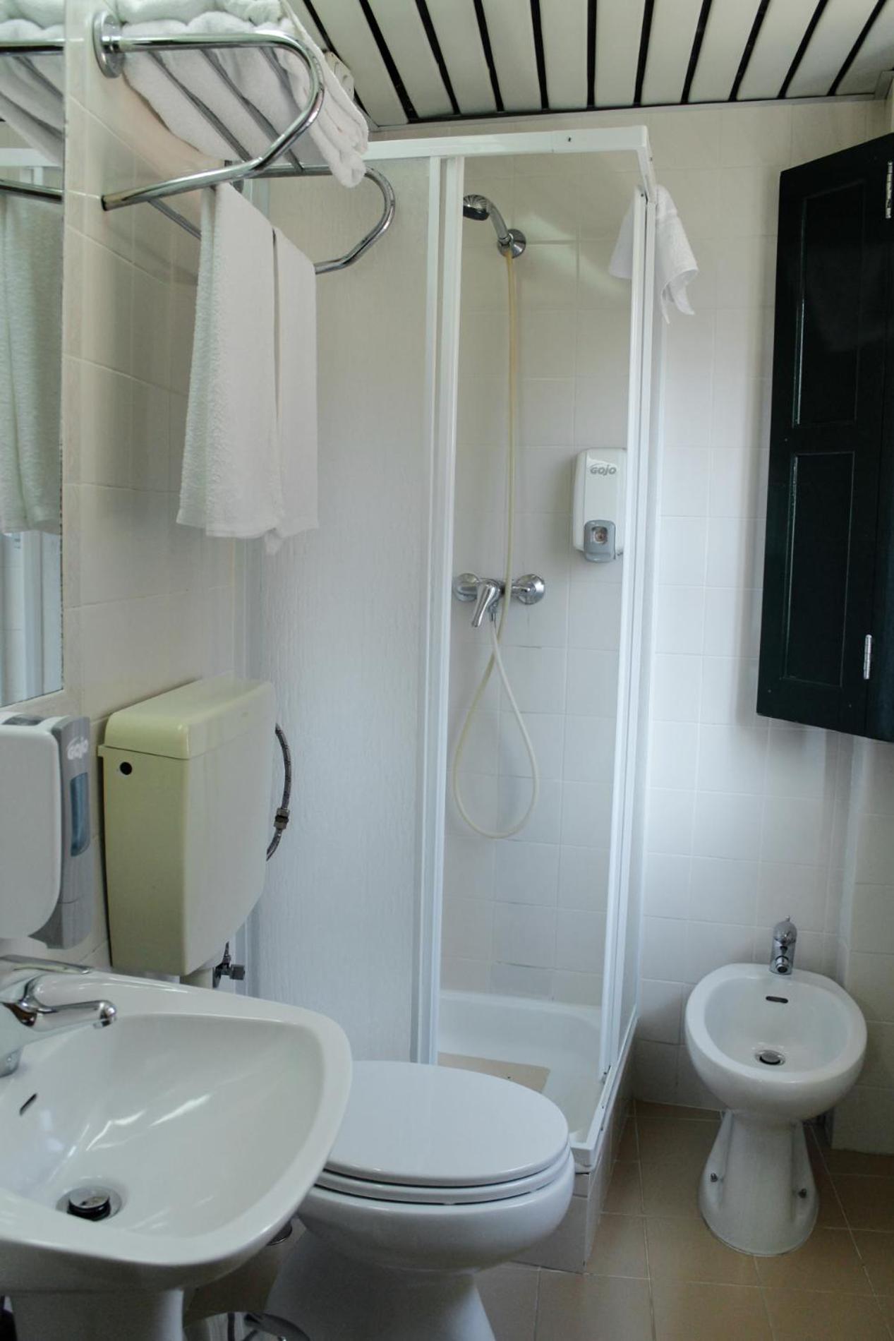 Standard Twin Room - Photo 3