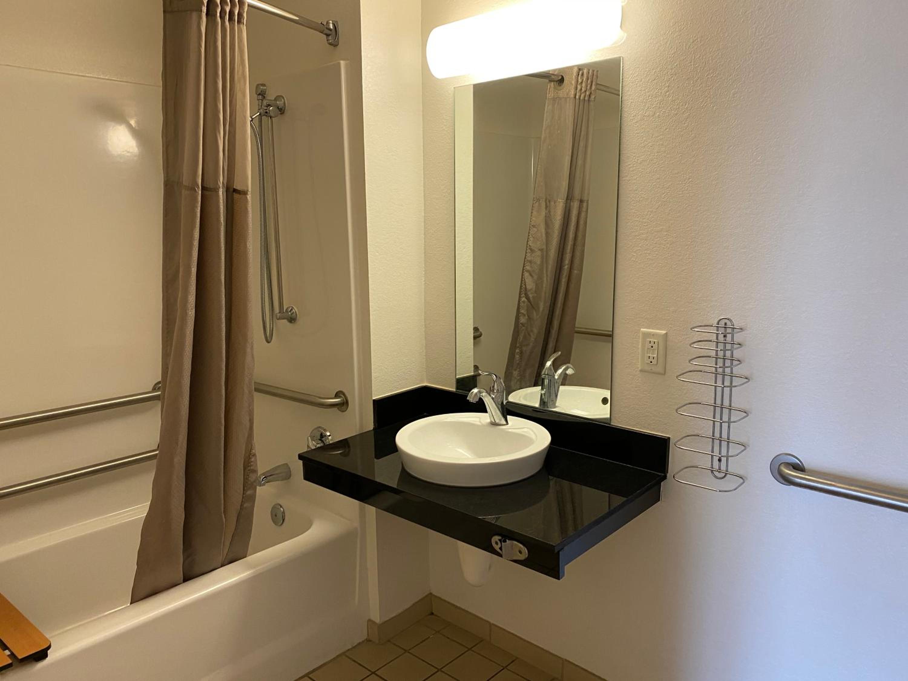 Quadruple Room - Disability Access - Photo 5