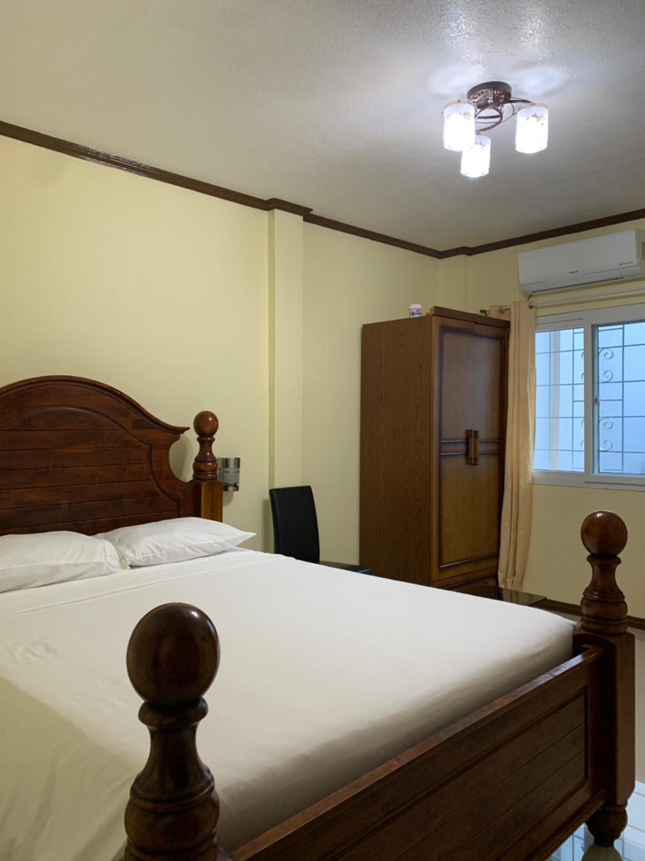 Deluxe Queen Suite - Photo 8