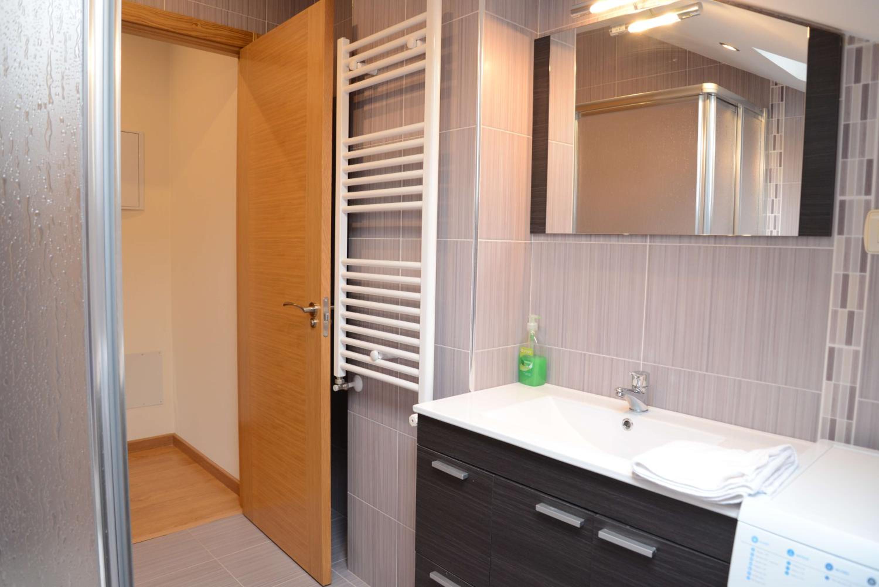 Apartment with Terrace - Photo 18