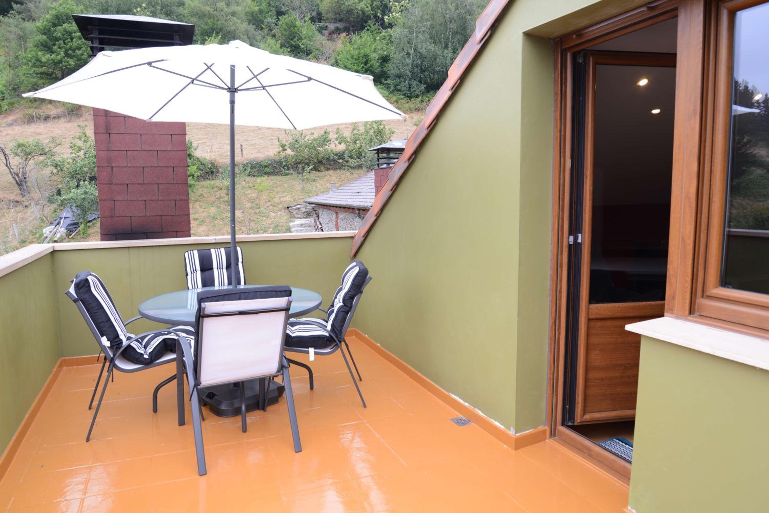 Apartment with Terrace - Photo 22
