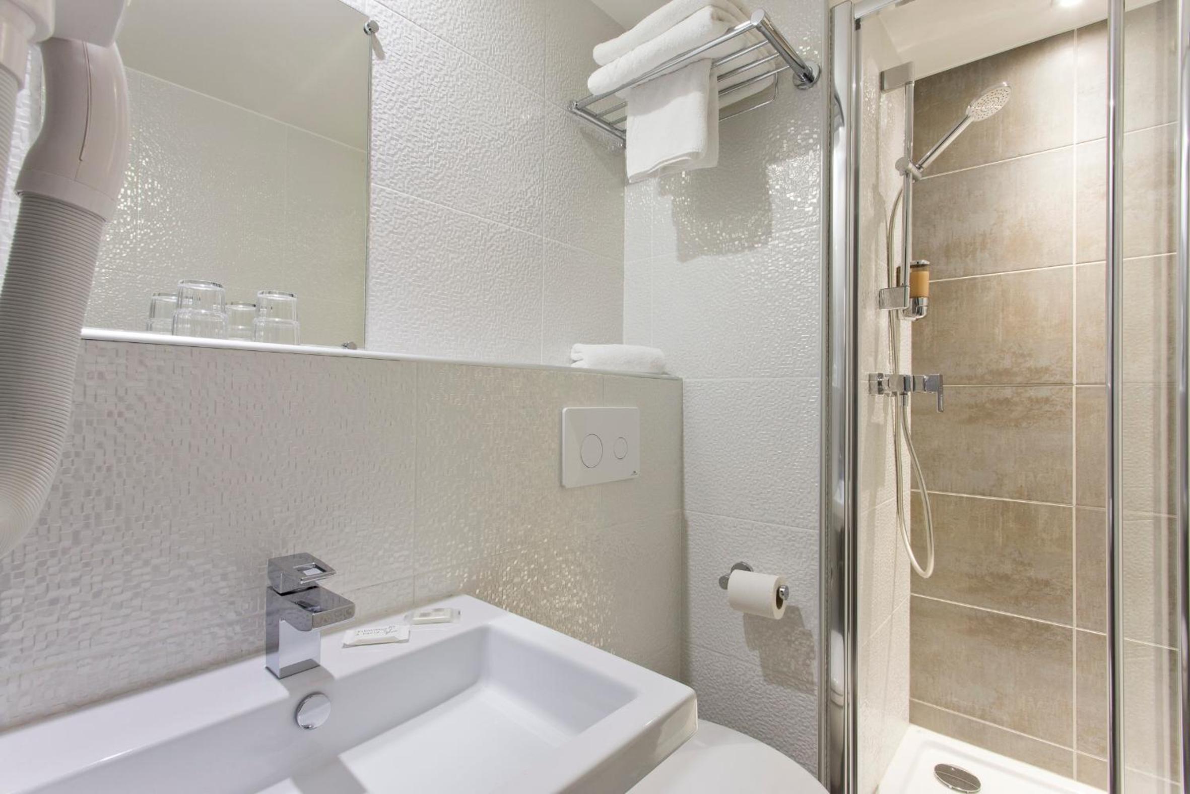 Standard Double Room thumbnail 5