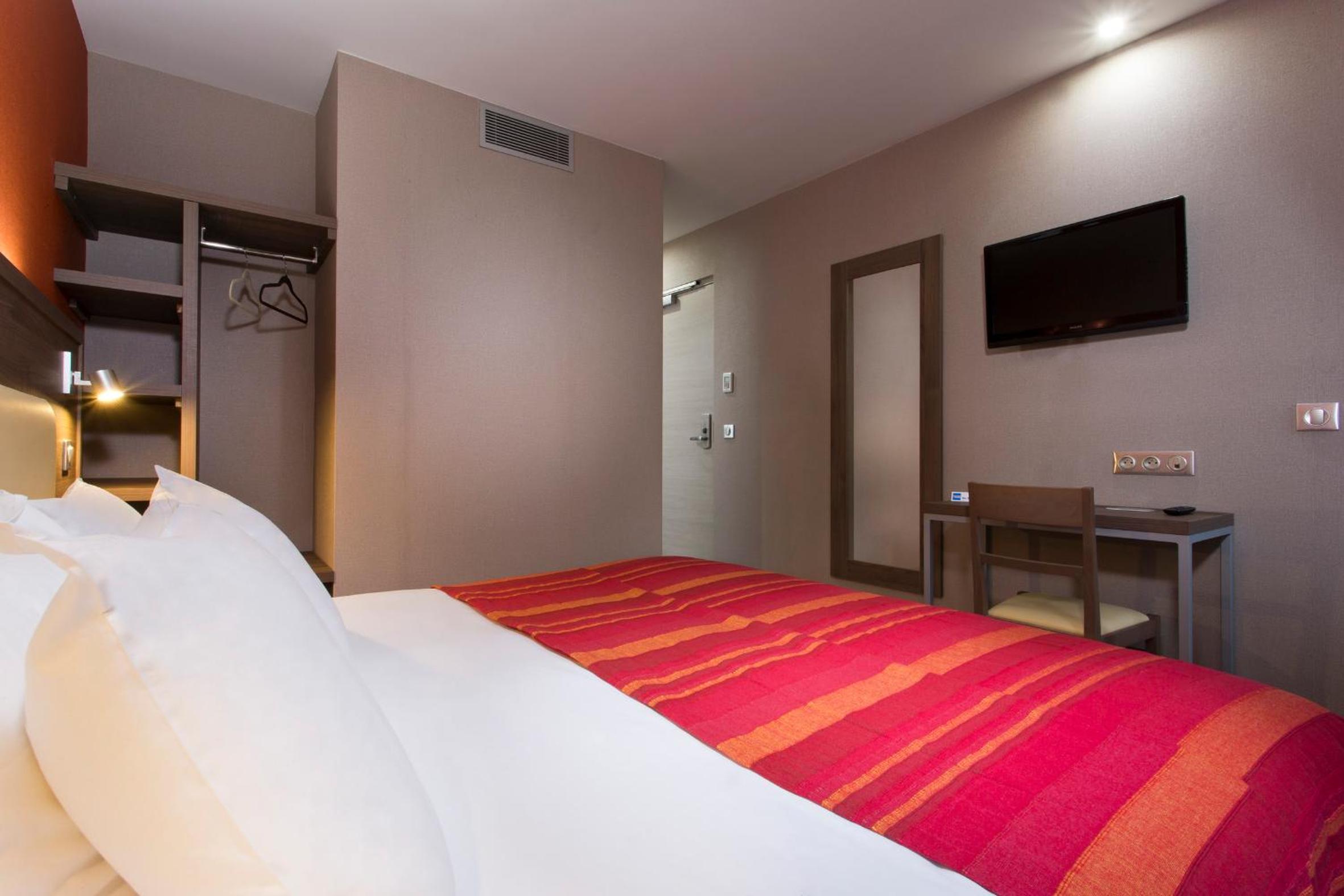 Standard Double Room thumbnail 6