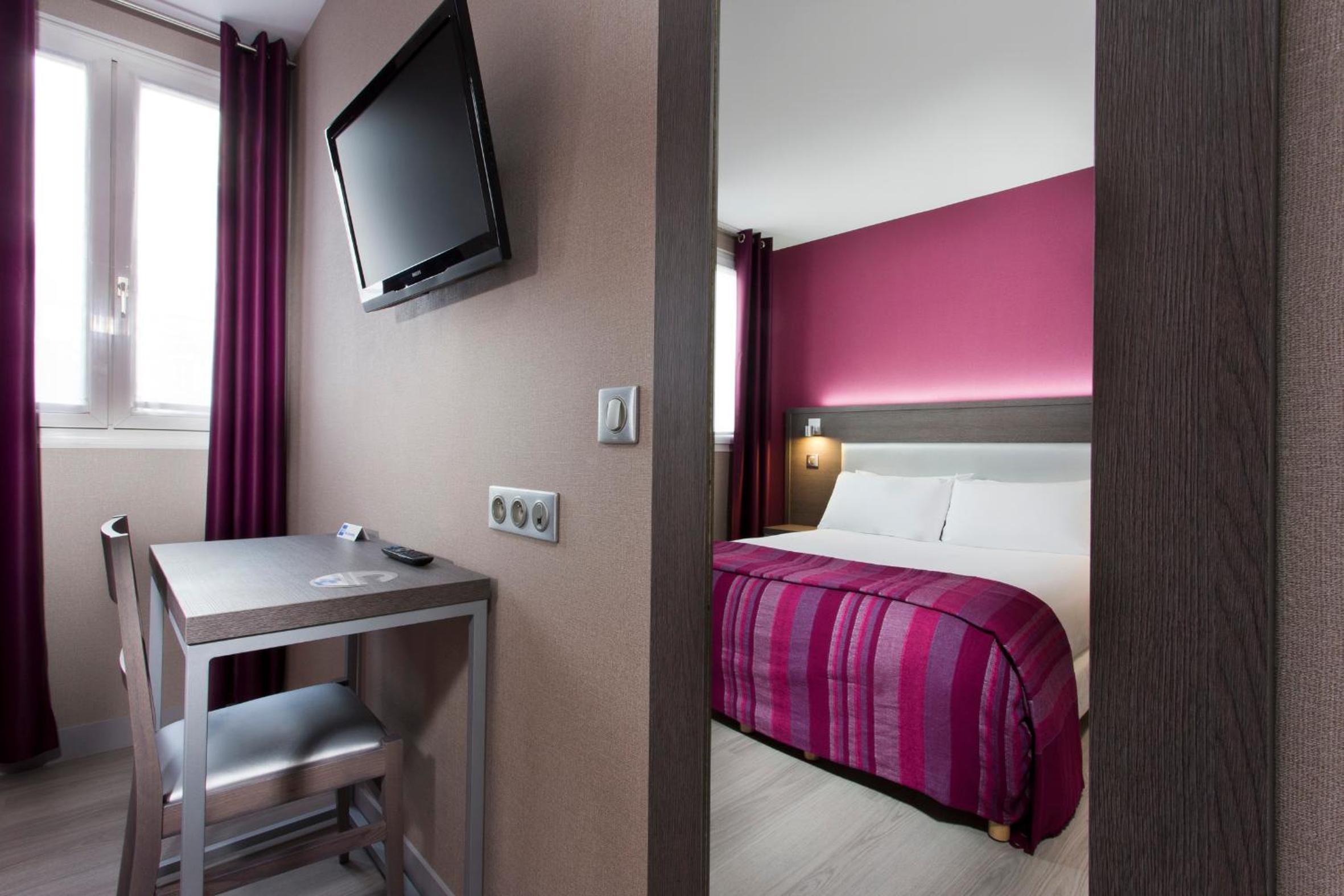 Standard Double Room thumbnail 6