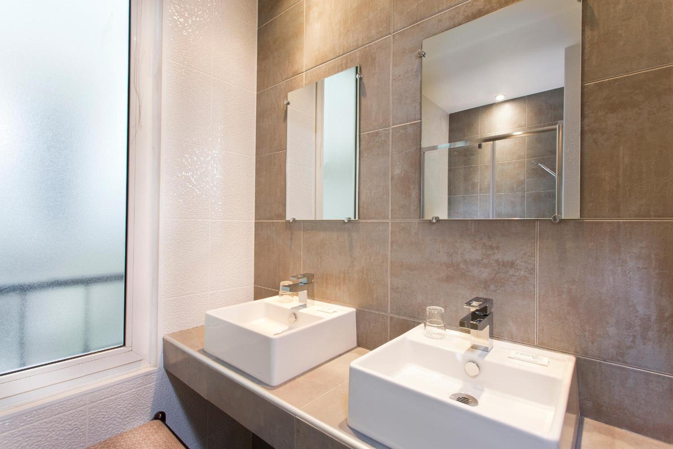 Superior Double Room thumbnail 6