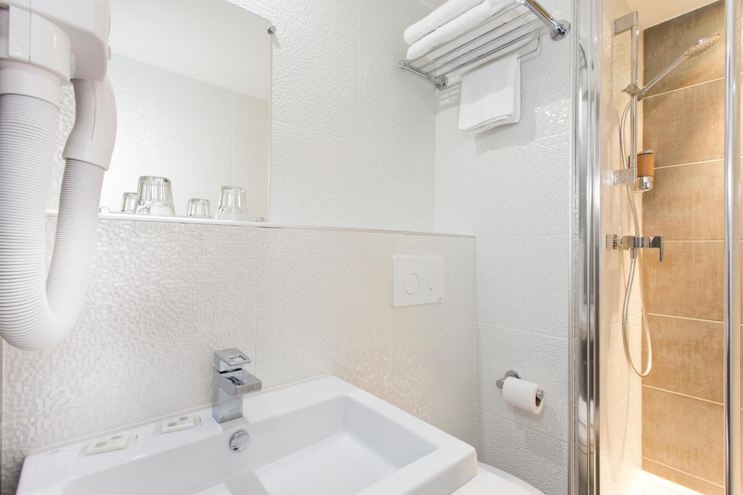 Superior Double Room thumbnail 6