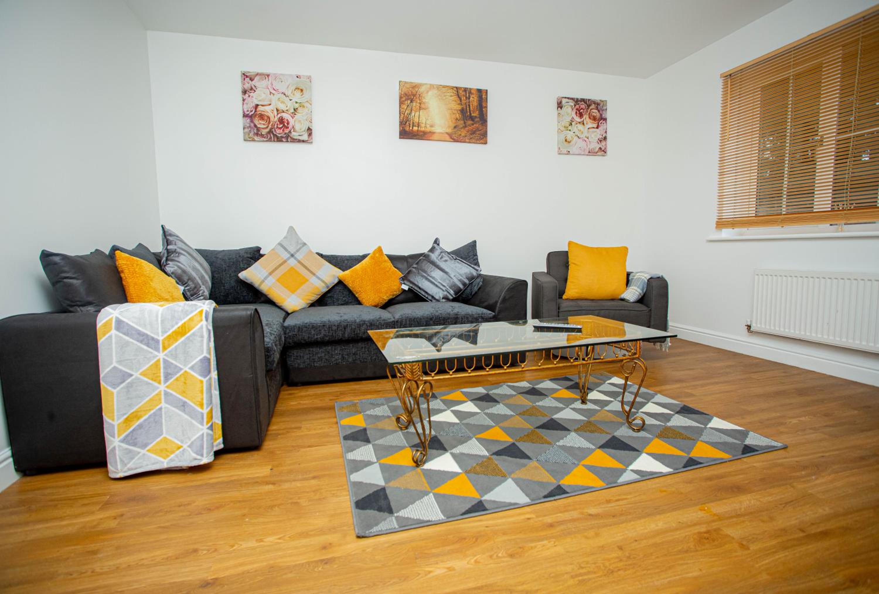 Three-Bedroom House photo 3