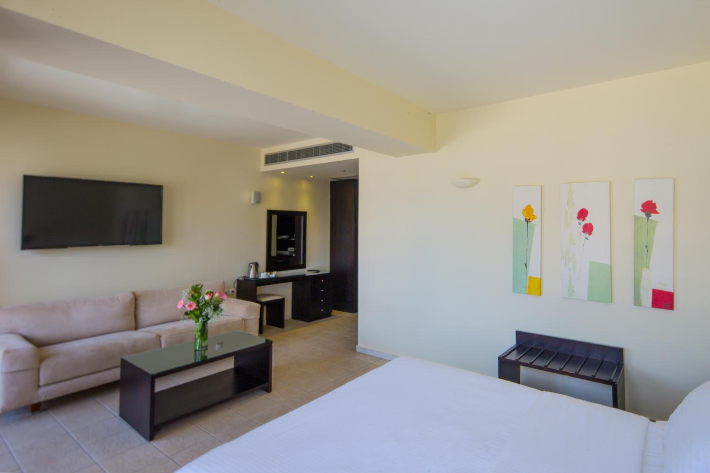 Executive Suite - Photo 2
