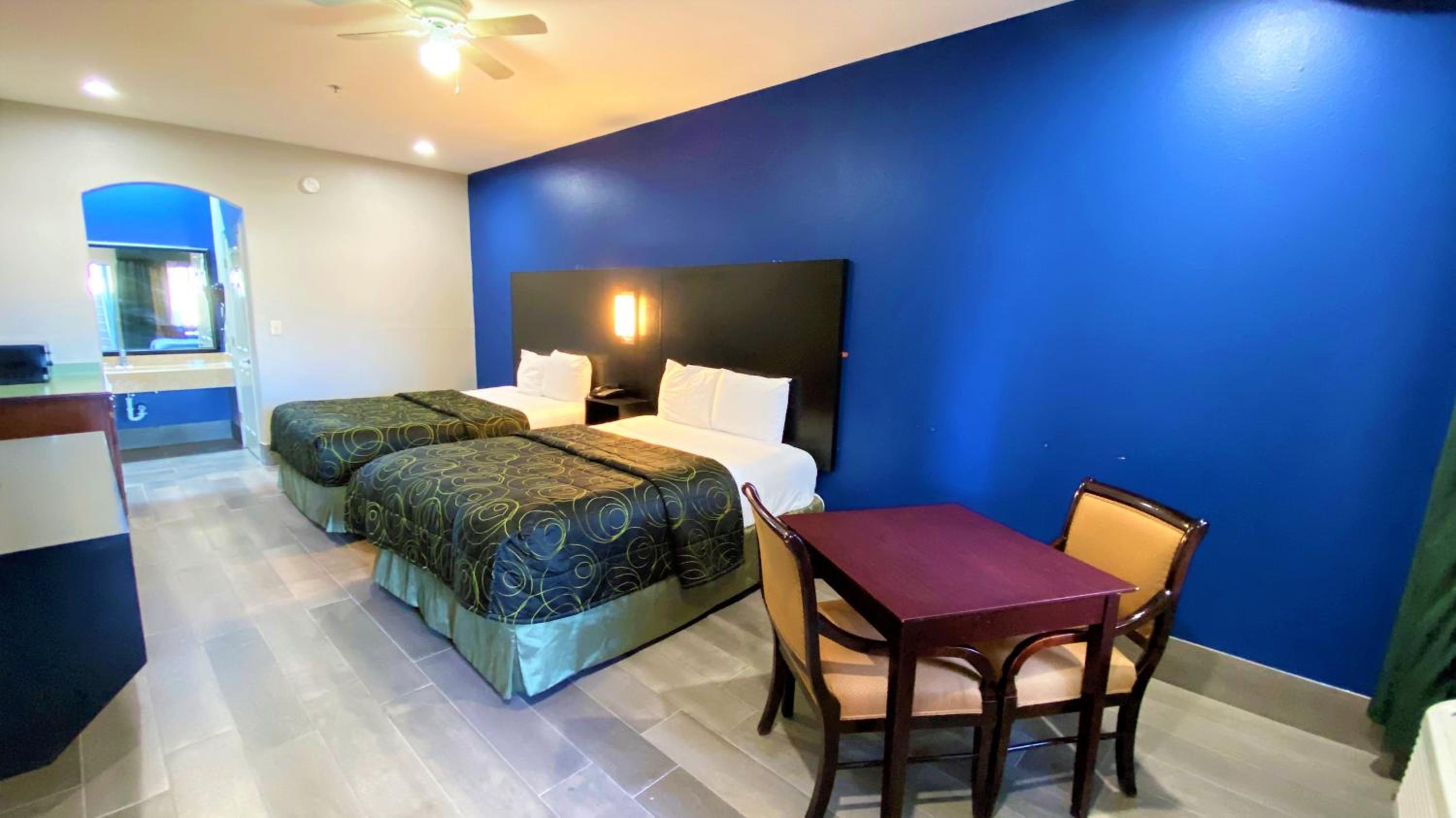 Queen Room with Two Queen Beds - Non-Smoking photo 2