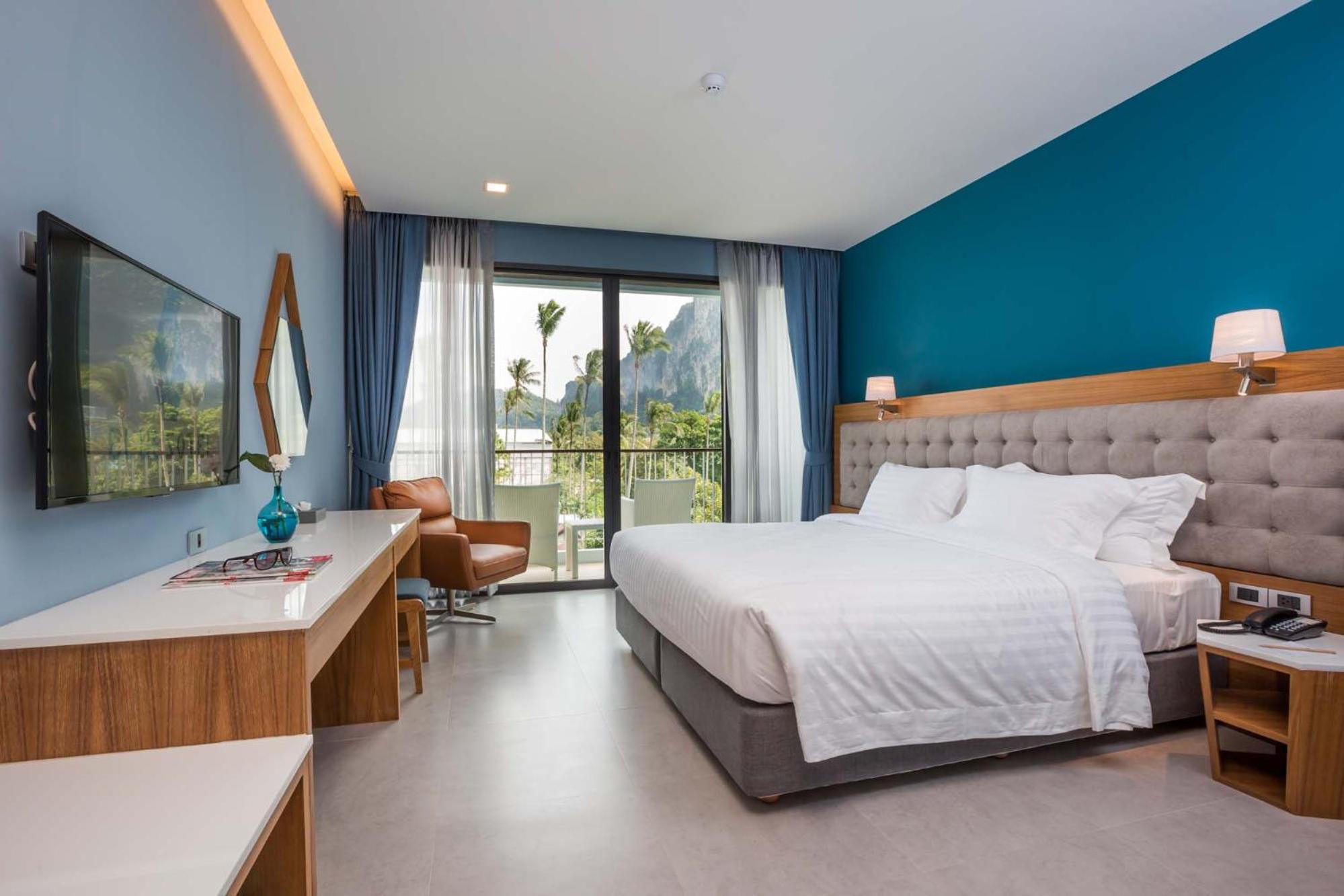 Deluxe Room with Balcony - Photo 6