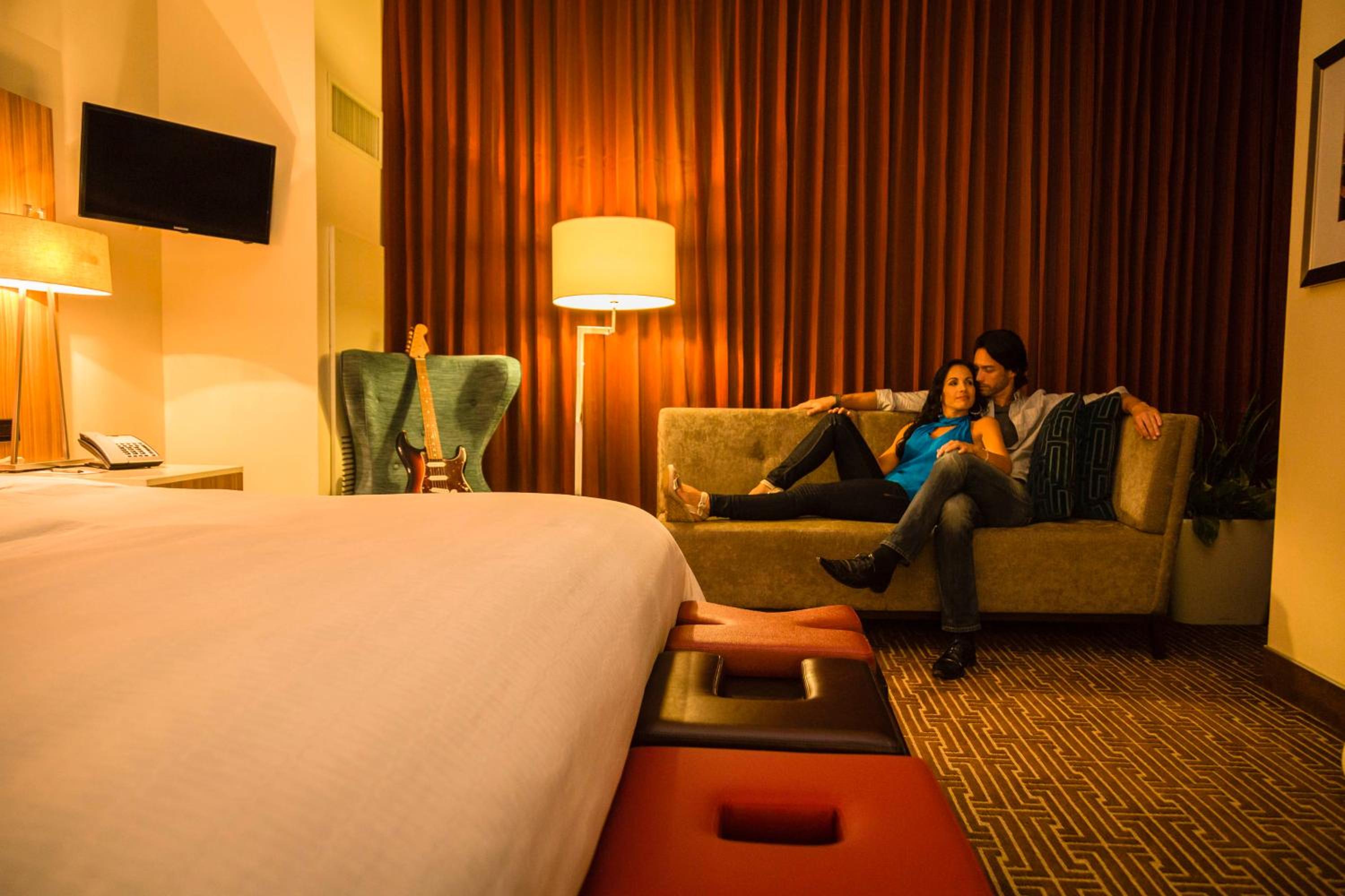 West Tower Luxury King with Pool View - Non-Smoking - Photo 2