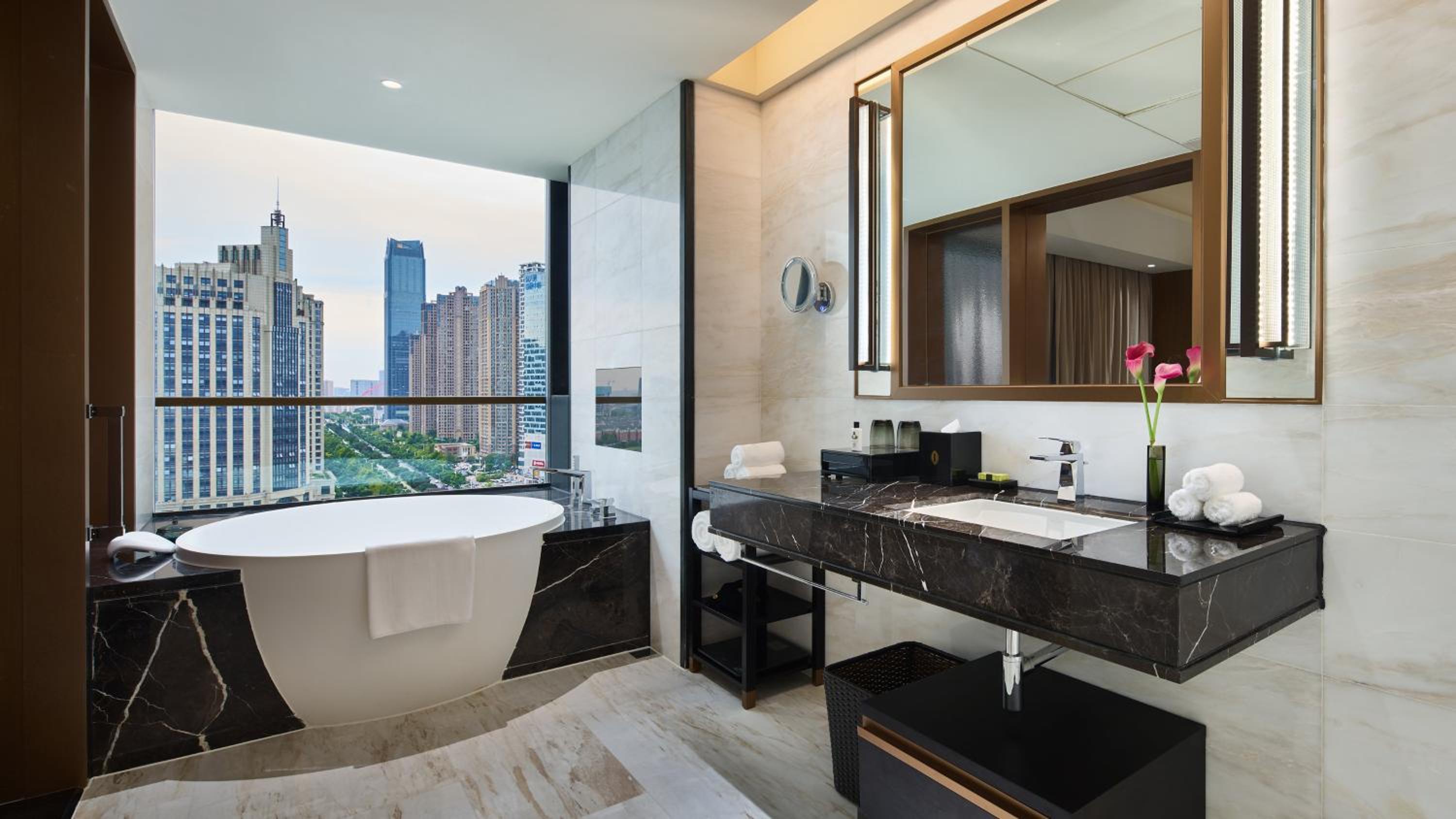 Premium King Room with Lounge Access and Lake View photo 2