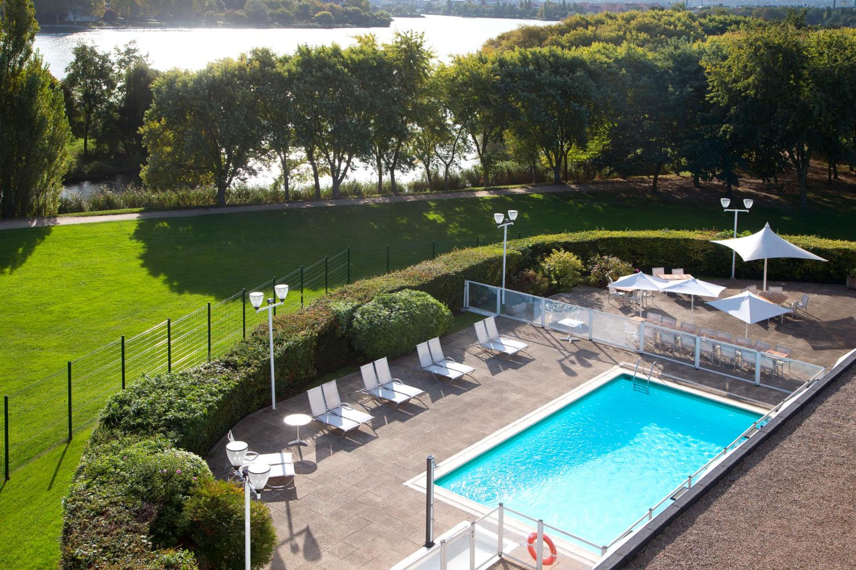 Executive Double Room with Sofa Bed and Lake View  - Photo 4