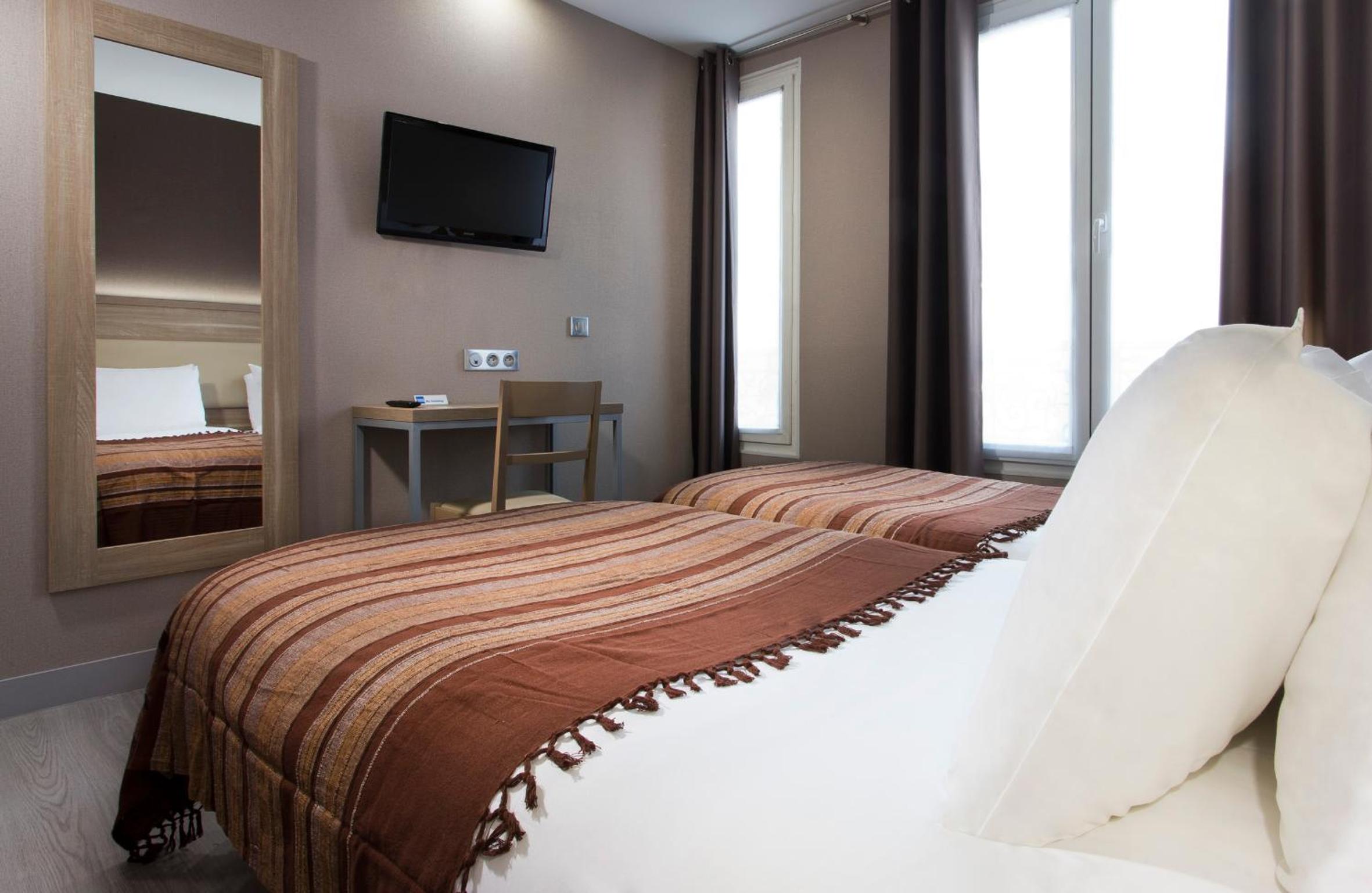 Superior Double Room thumbnail 5