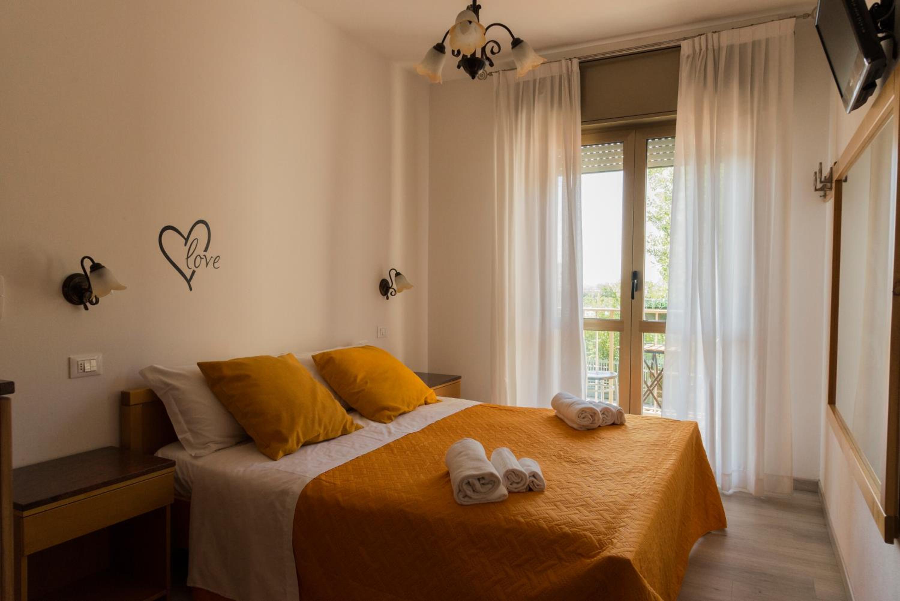 Double Room - Photo 12