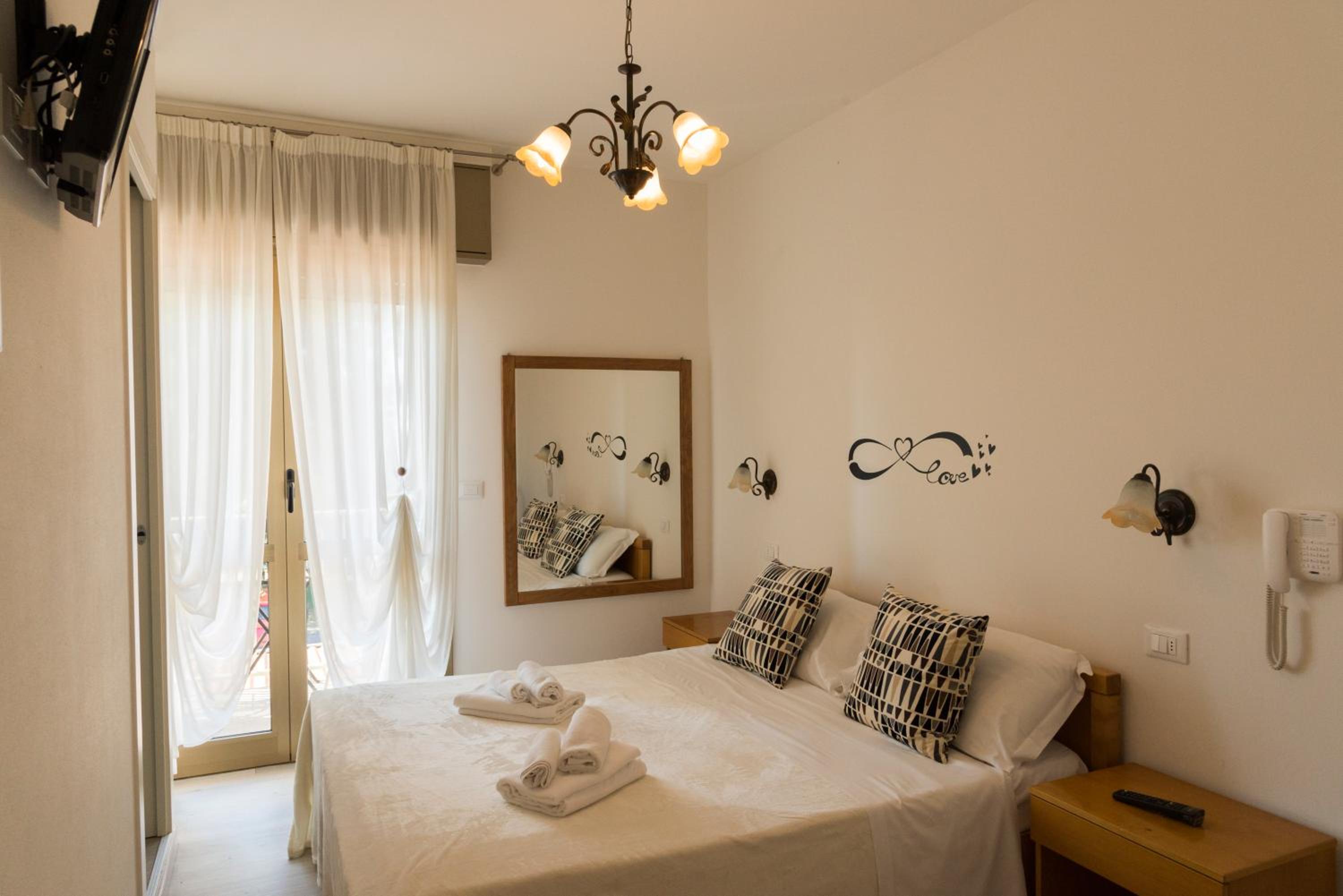 Double Room - Photo 17