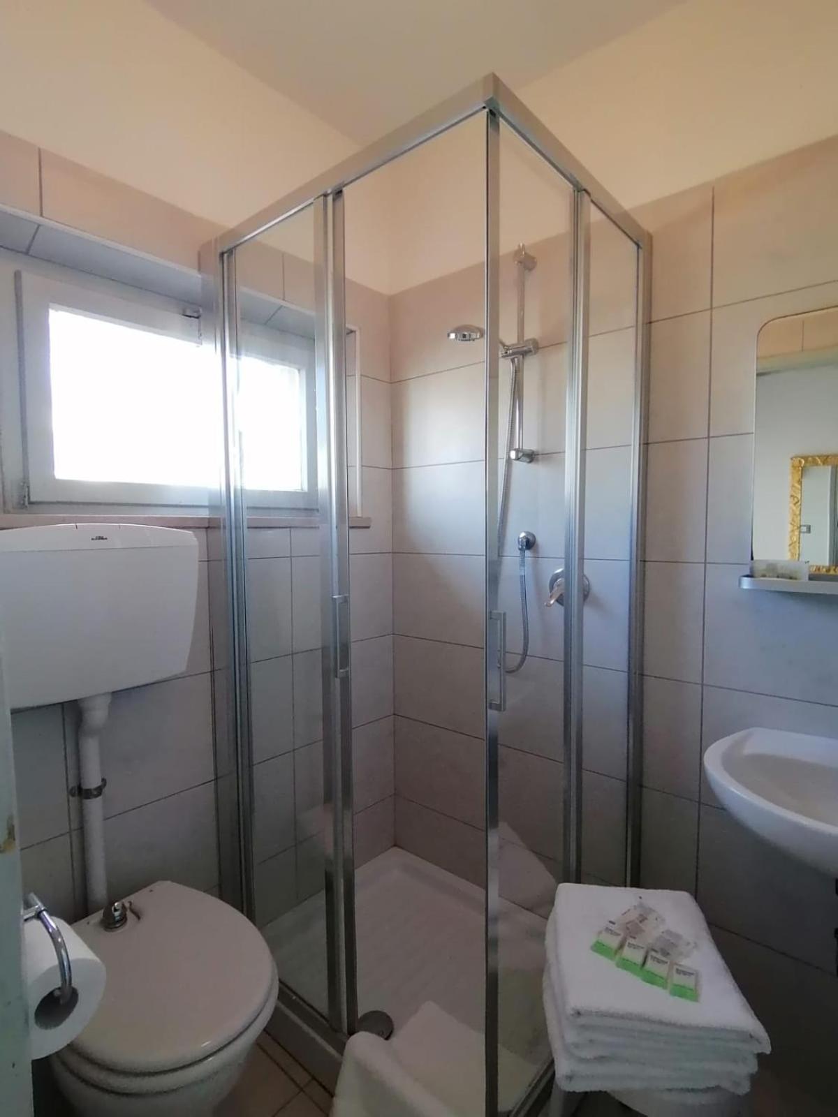 Quadruple Room with Private Bathroom photo 3