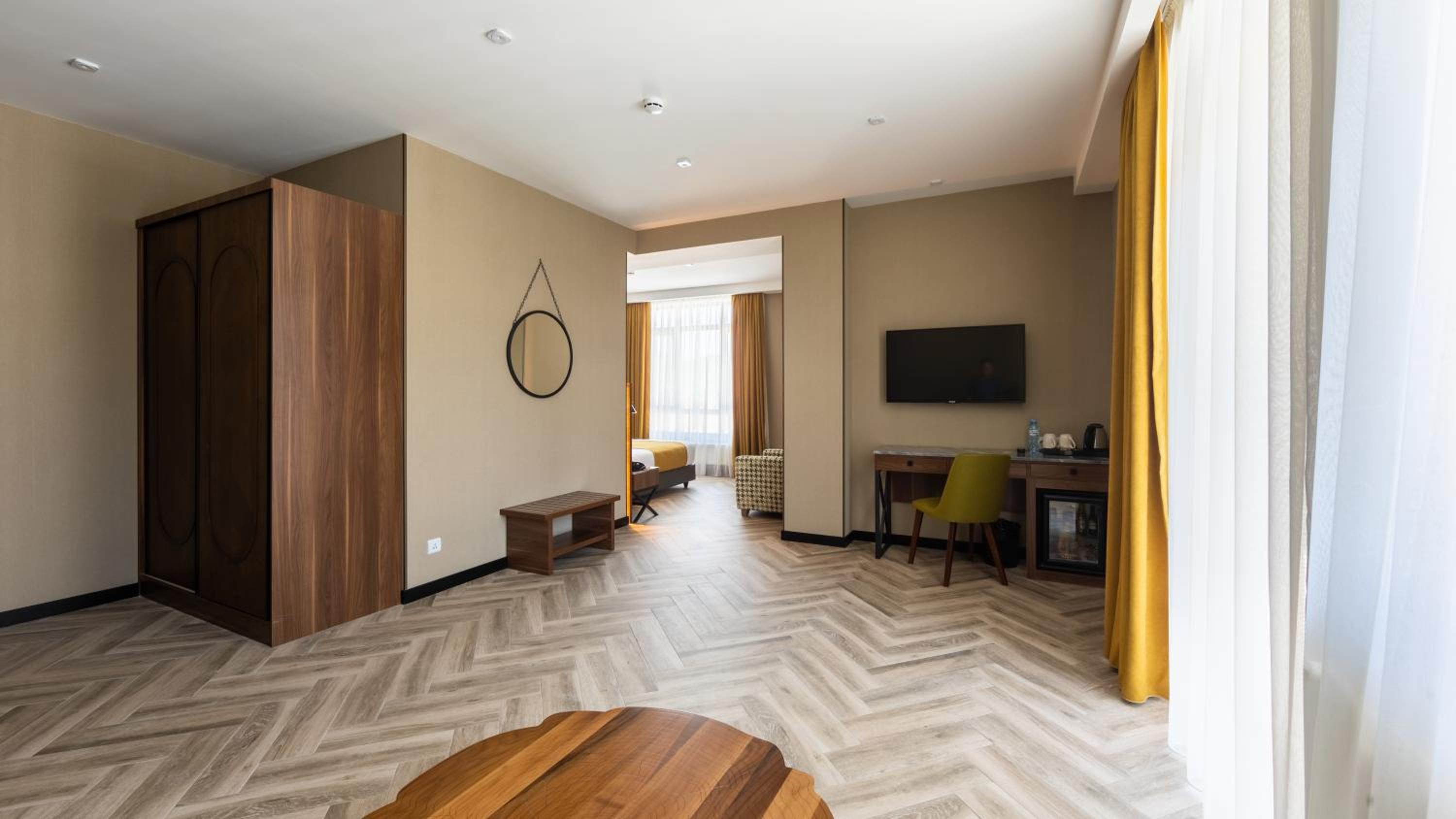 Executive Suite - Photo 1