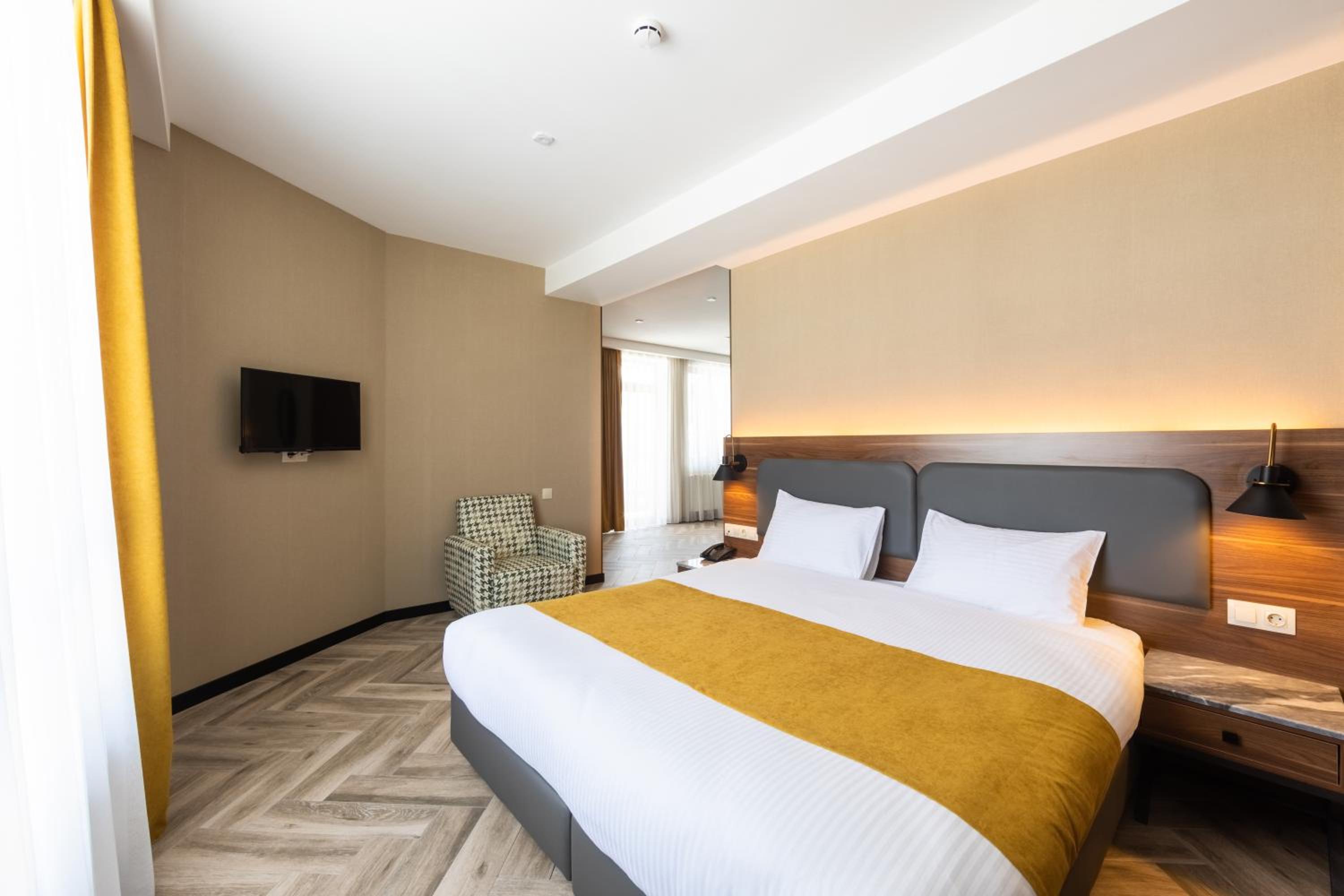 Executive Suite - Photo 5