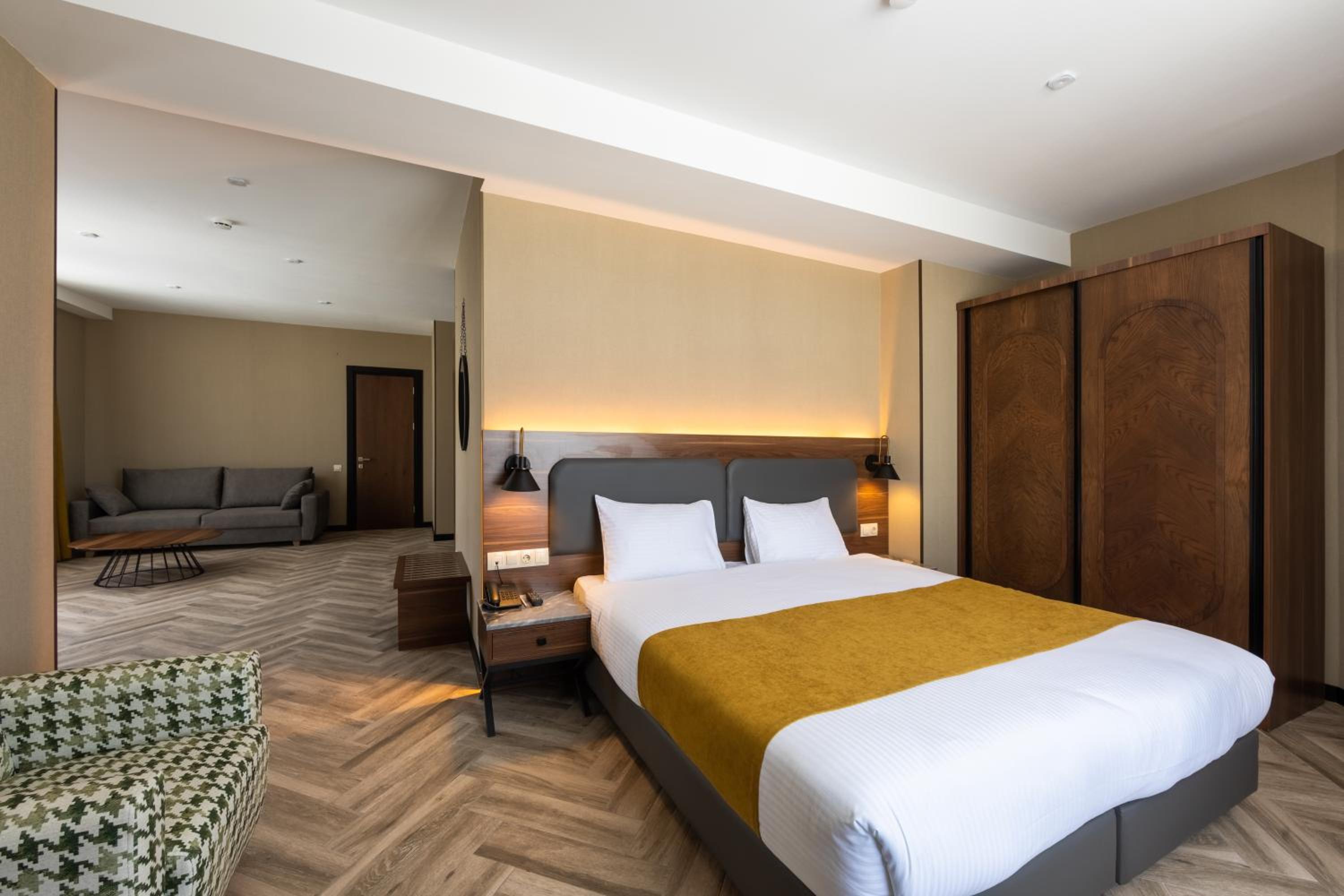 Executive Suite - Photo 2