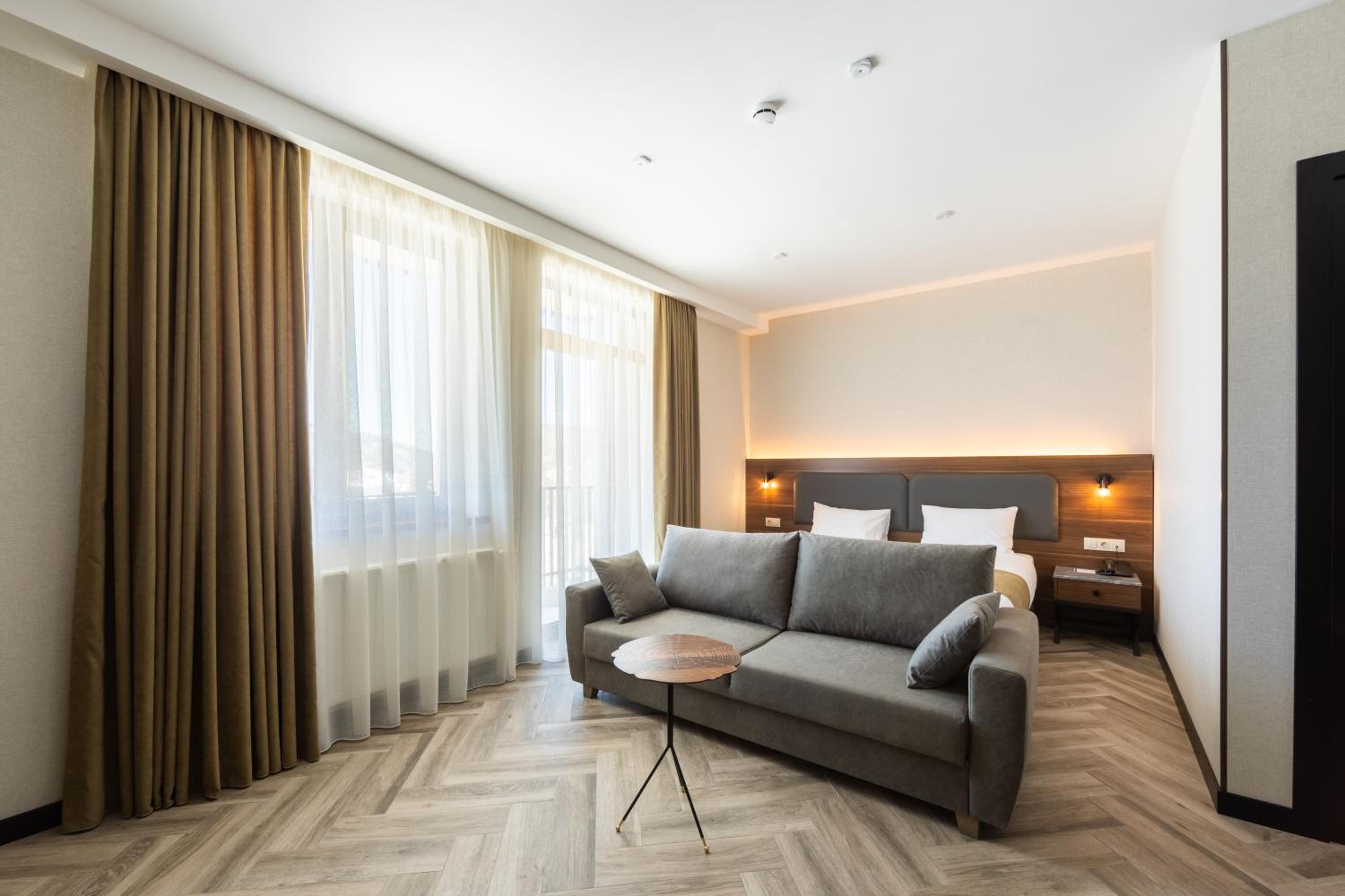 Junior Suite with Balcony - Photo 3