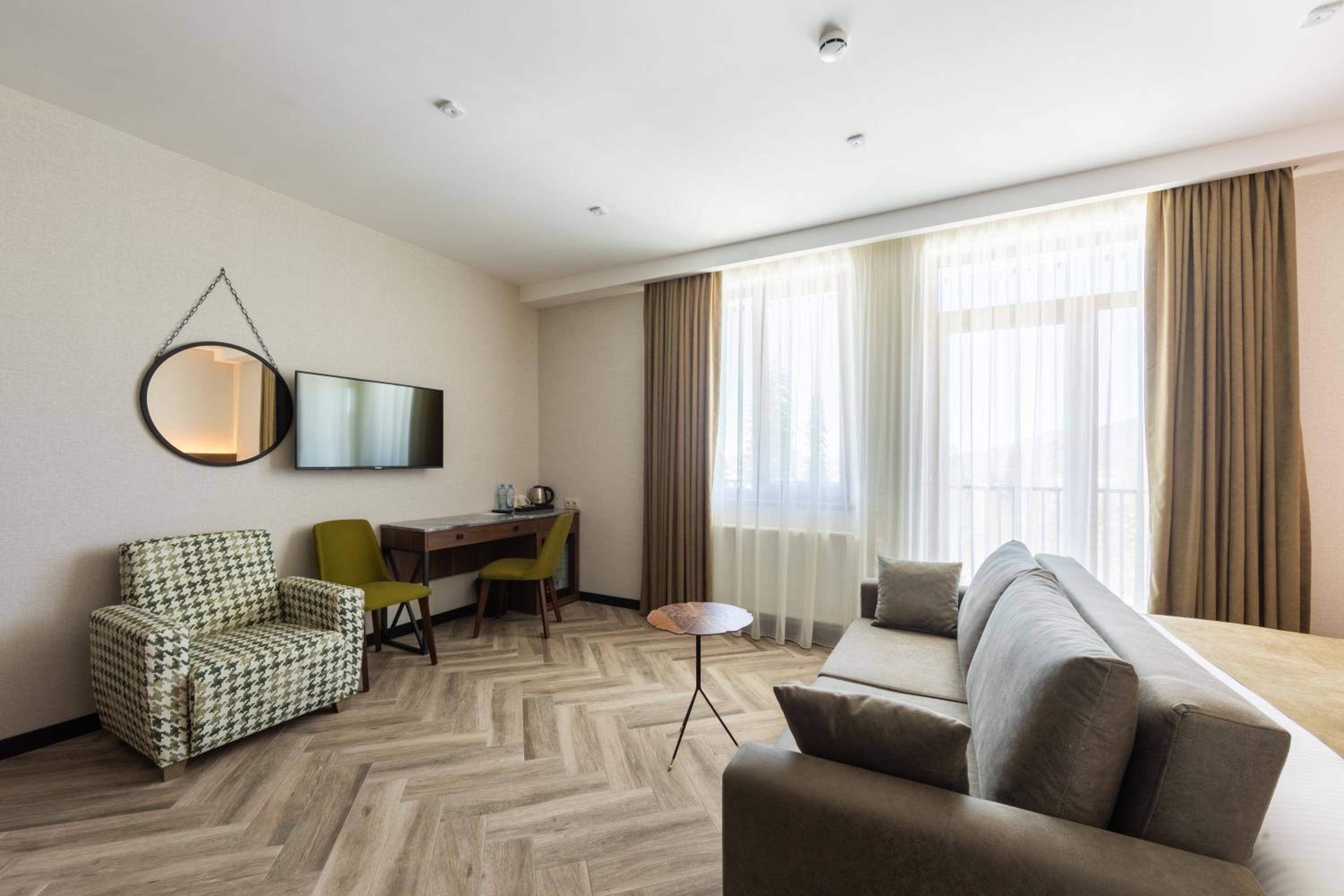 Junior Suite with Balcony - Photo 2