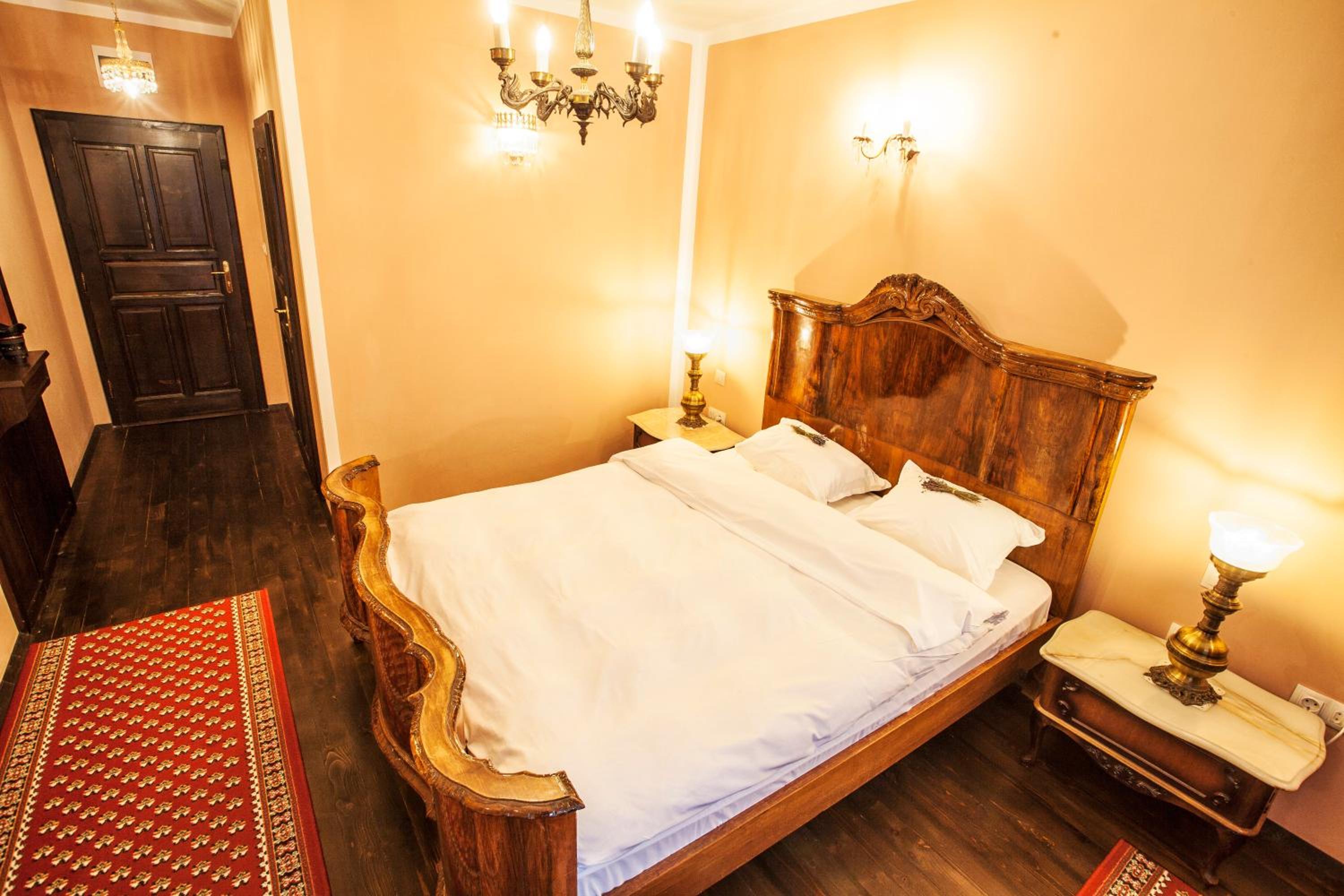 Deluxe Double Room - Photo 10