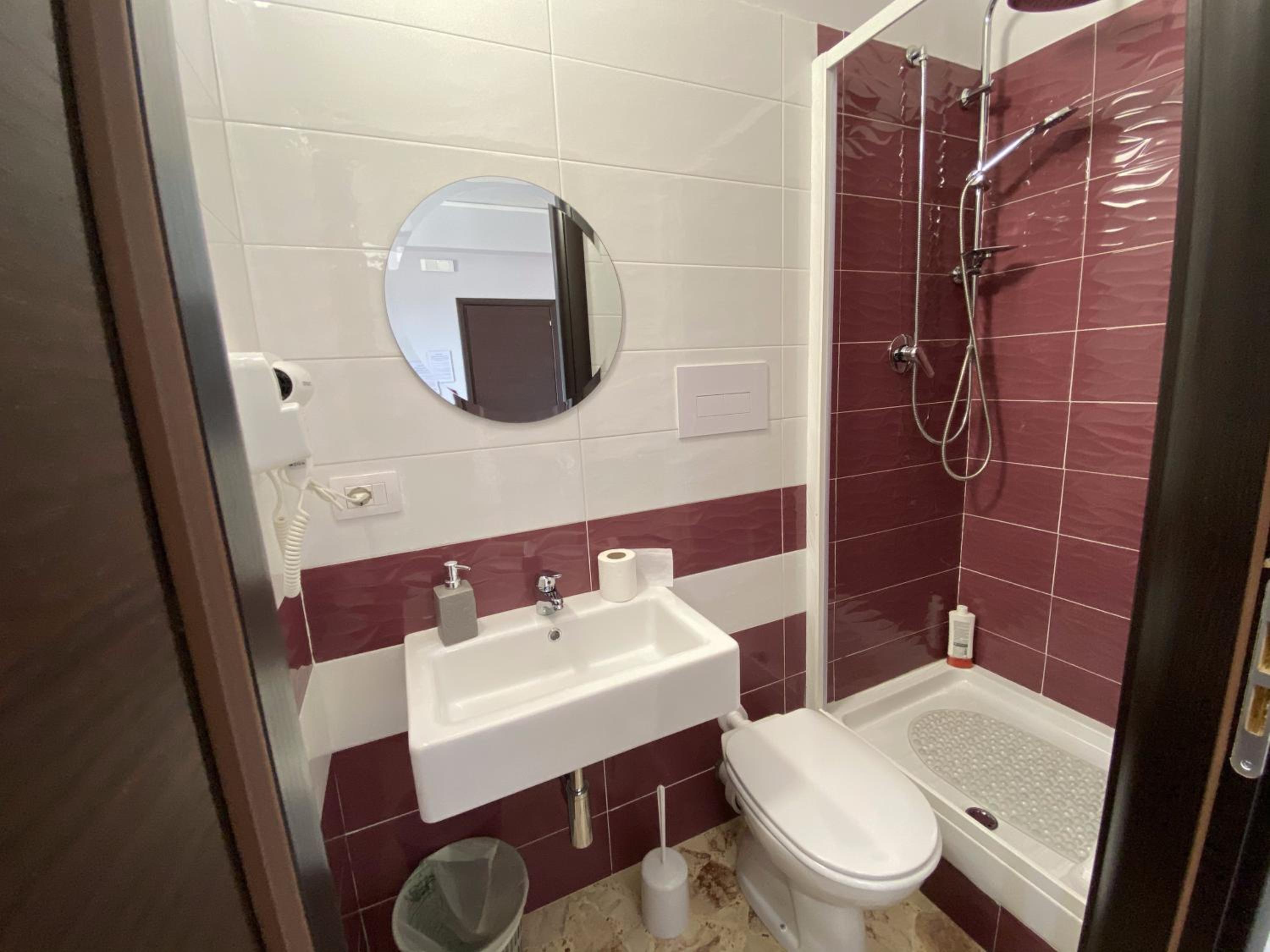 Double Room with Balcony - Photo 12