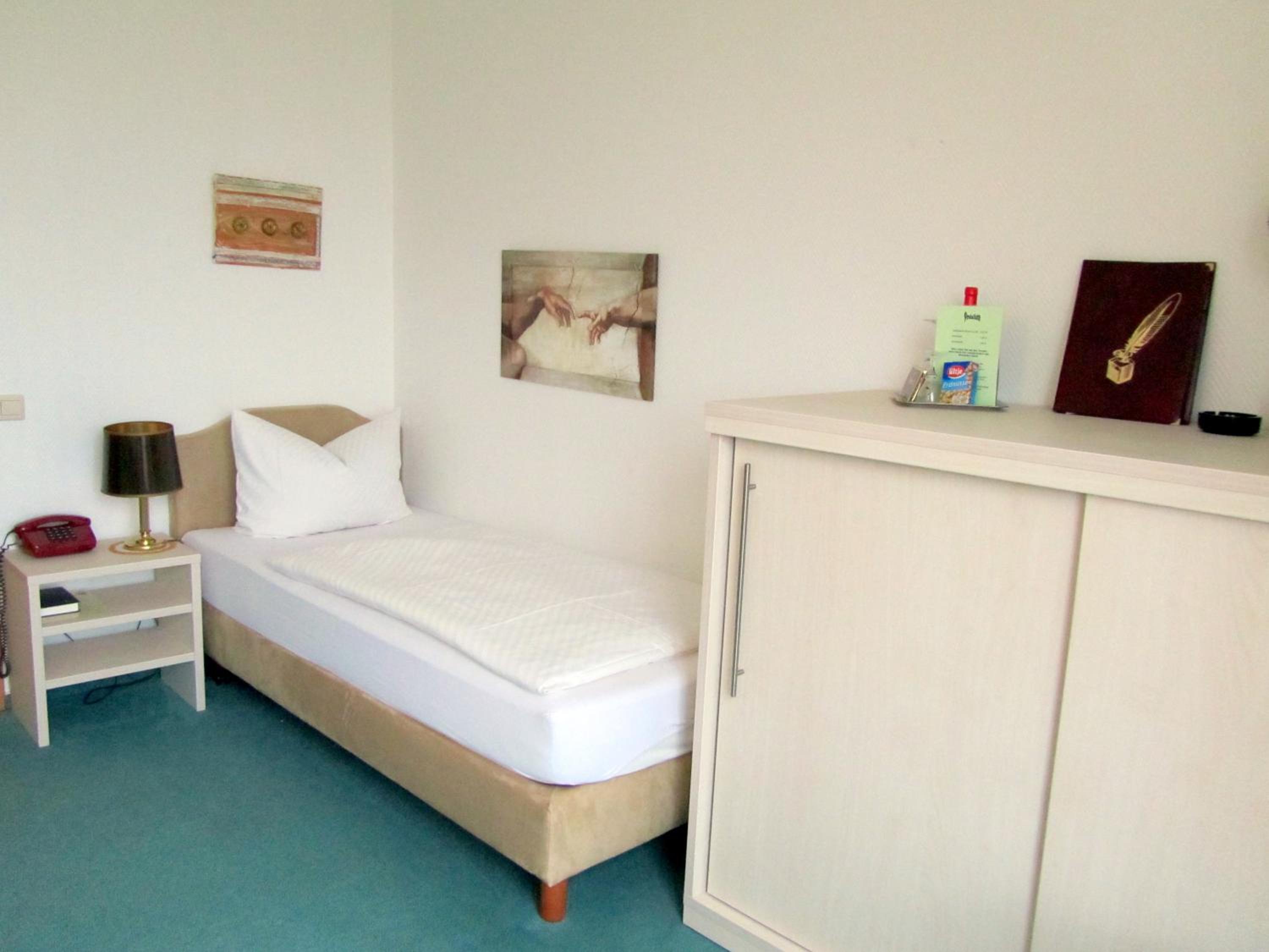 Economy Single Room with Shared Bathroom photo 3