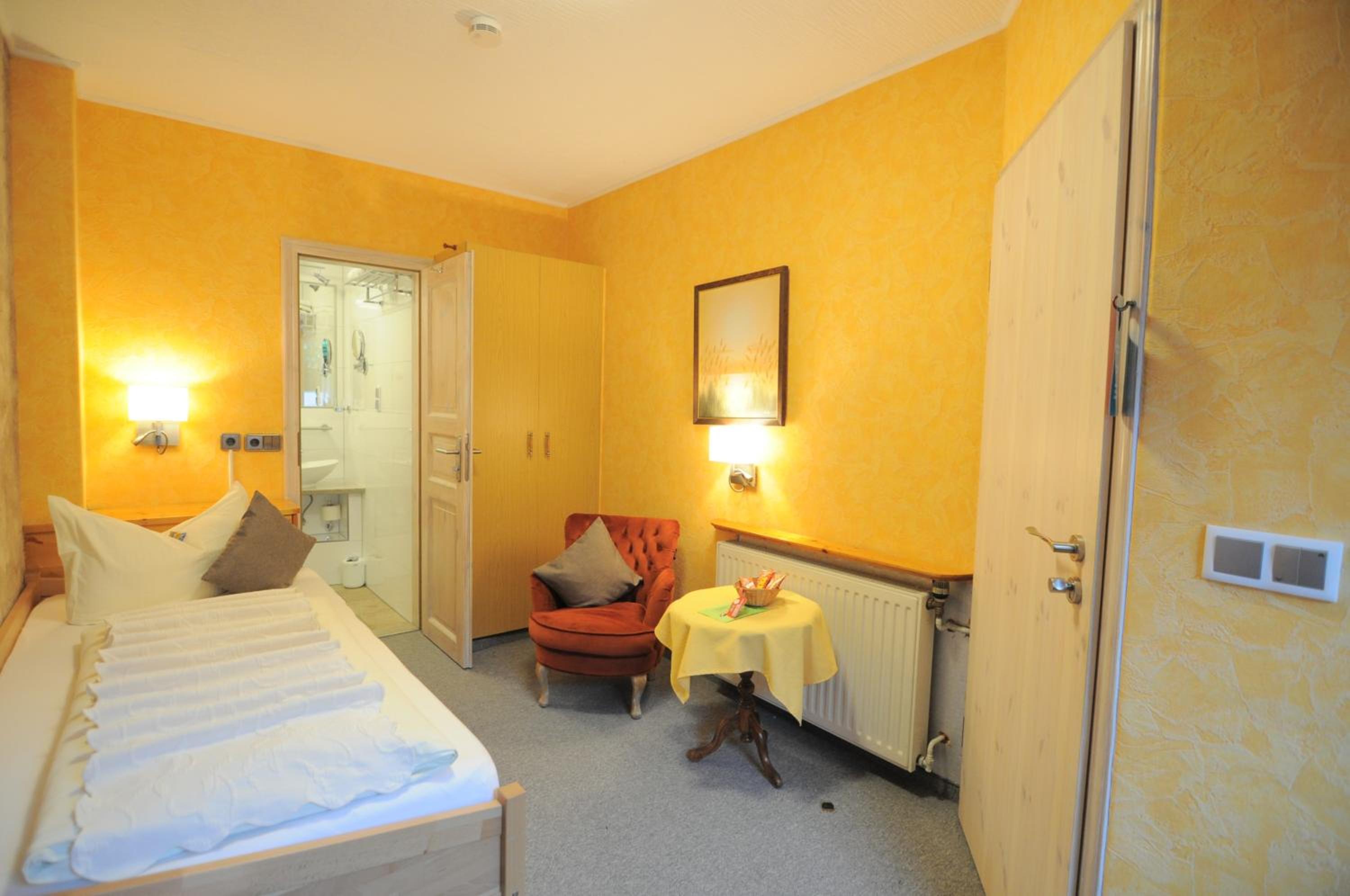 Single Room with Bathroom photo 3