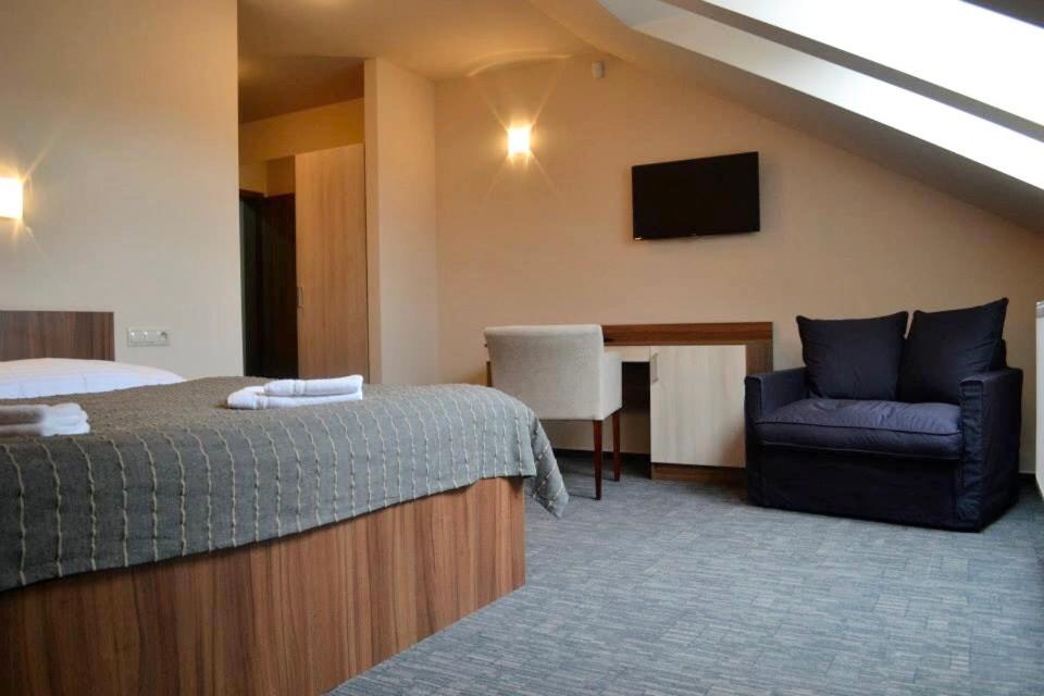 Double or Twin Room - Photo 6