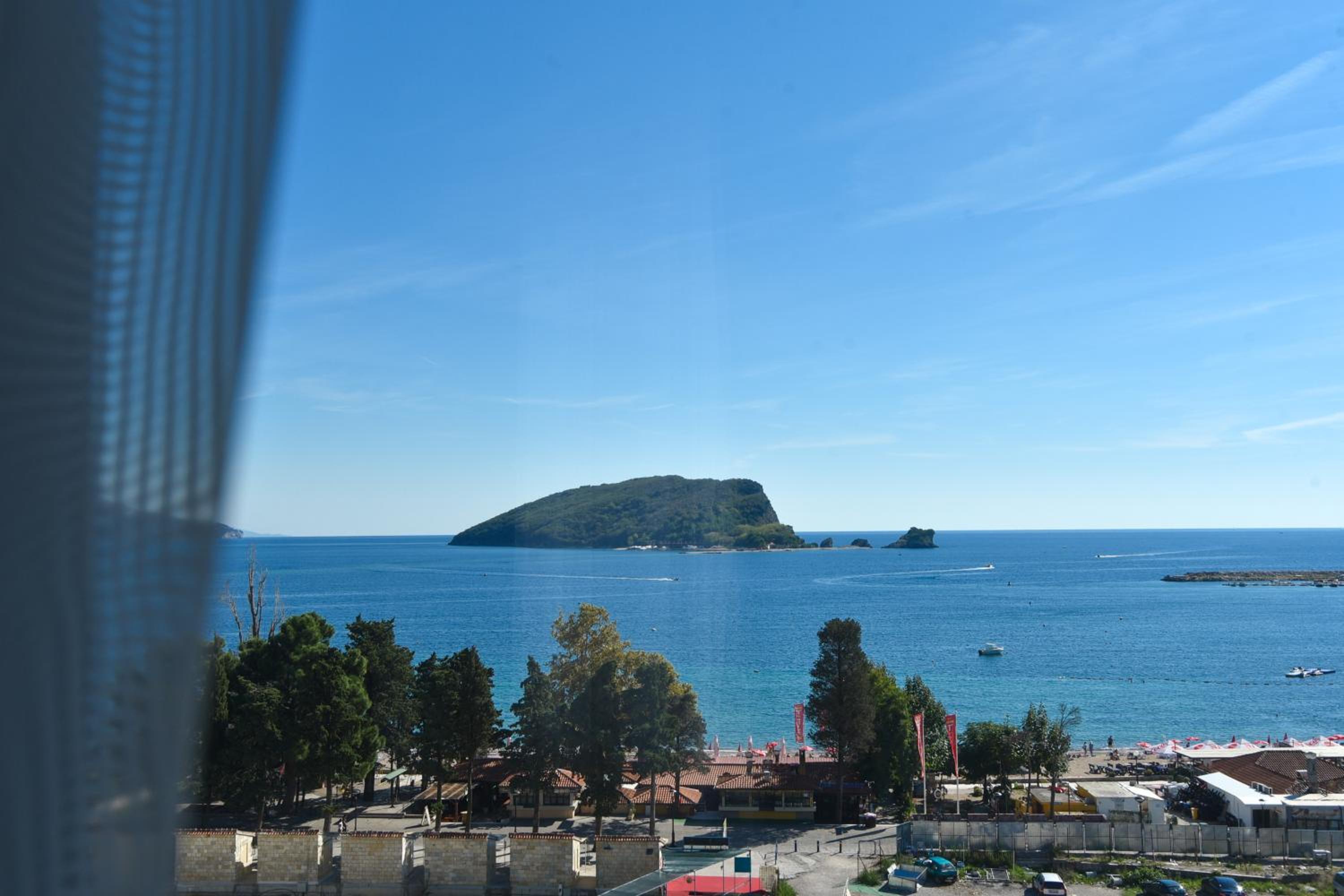 Deluxe Two-Bedroom Apartment with Terrace and Sea View - Photo 14