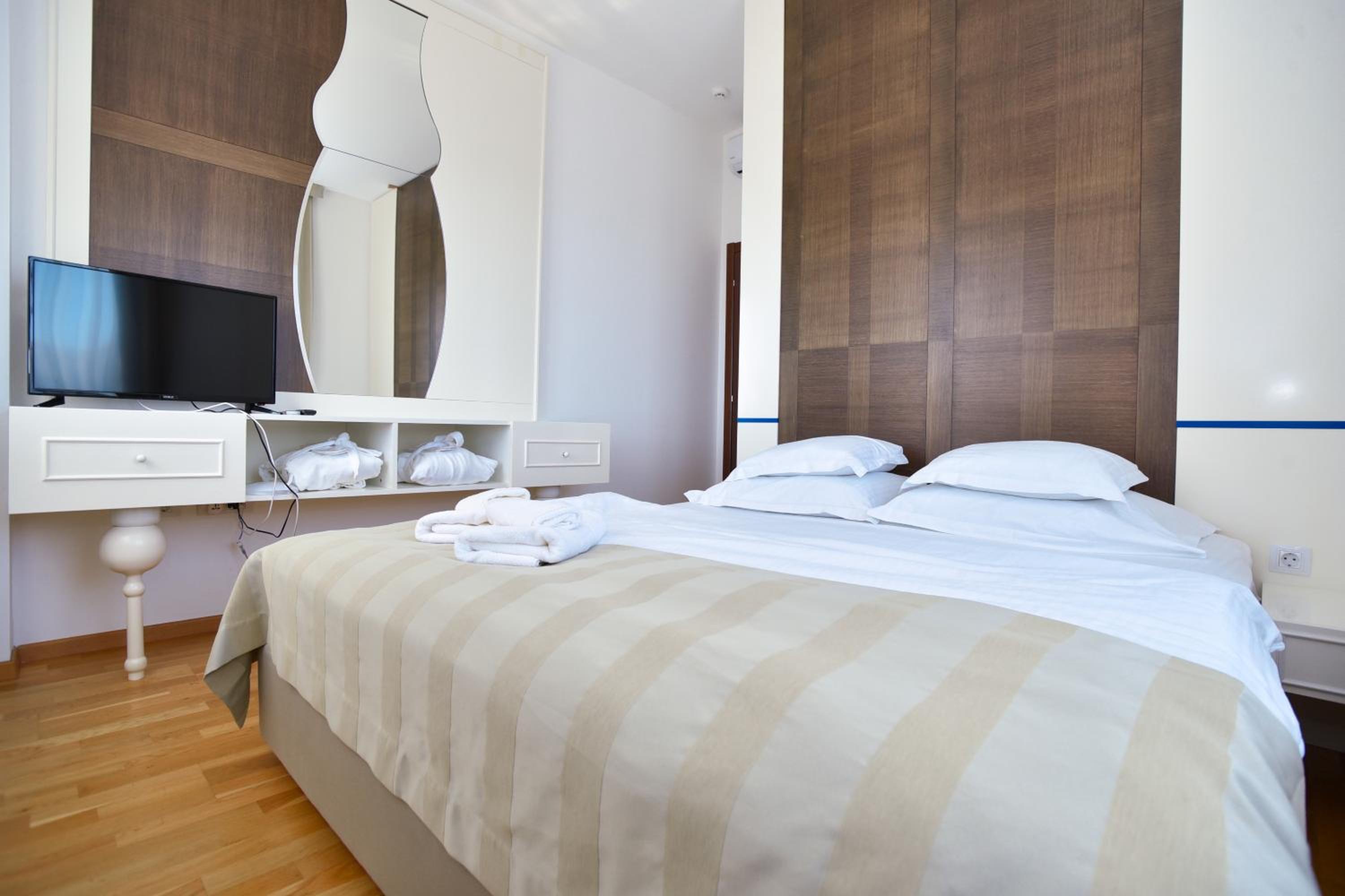 Deluxe Two-Bedroom Apartment with Terrace and Sea View - Photo 3