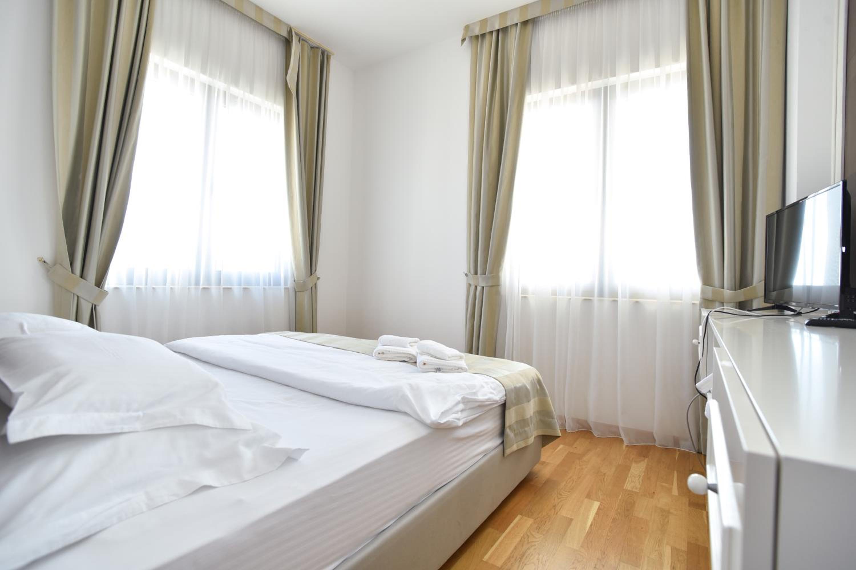 Deluxe Two-Bedroom Apartment with Terrace and Sea View - Photo 4