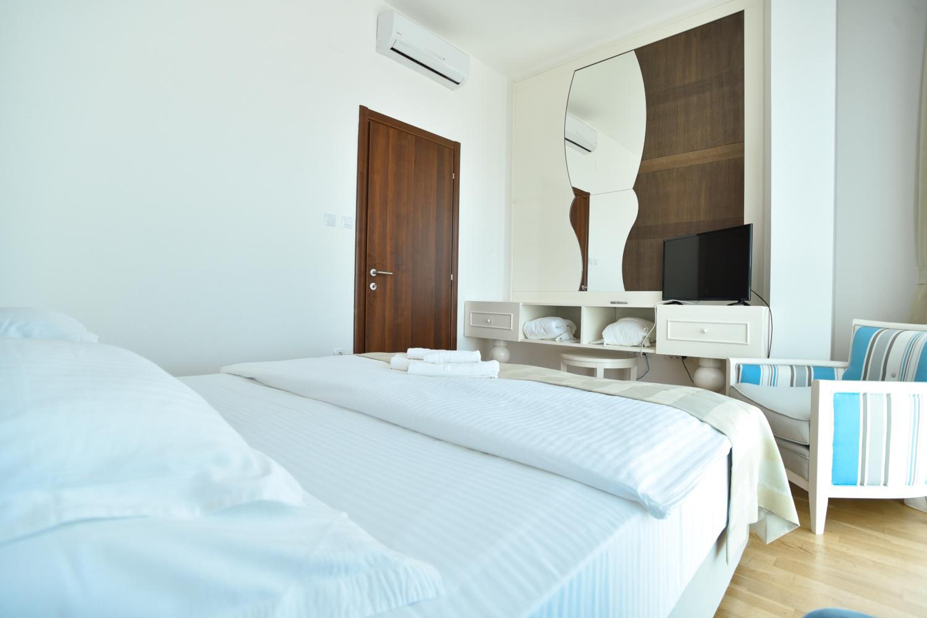Deluxe Two-Bedroom Apartment with Terrace and Sea View - Photo 6