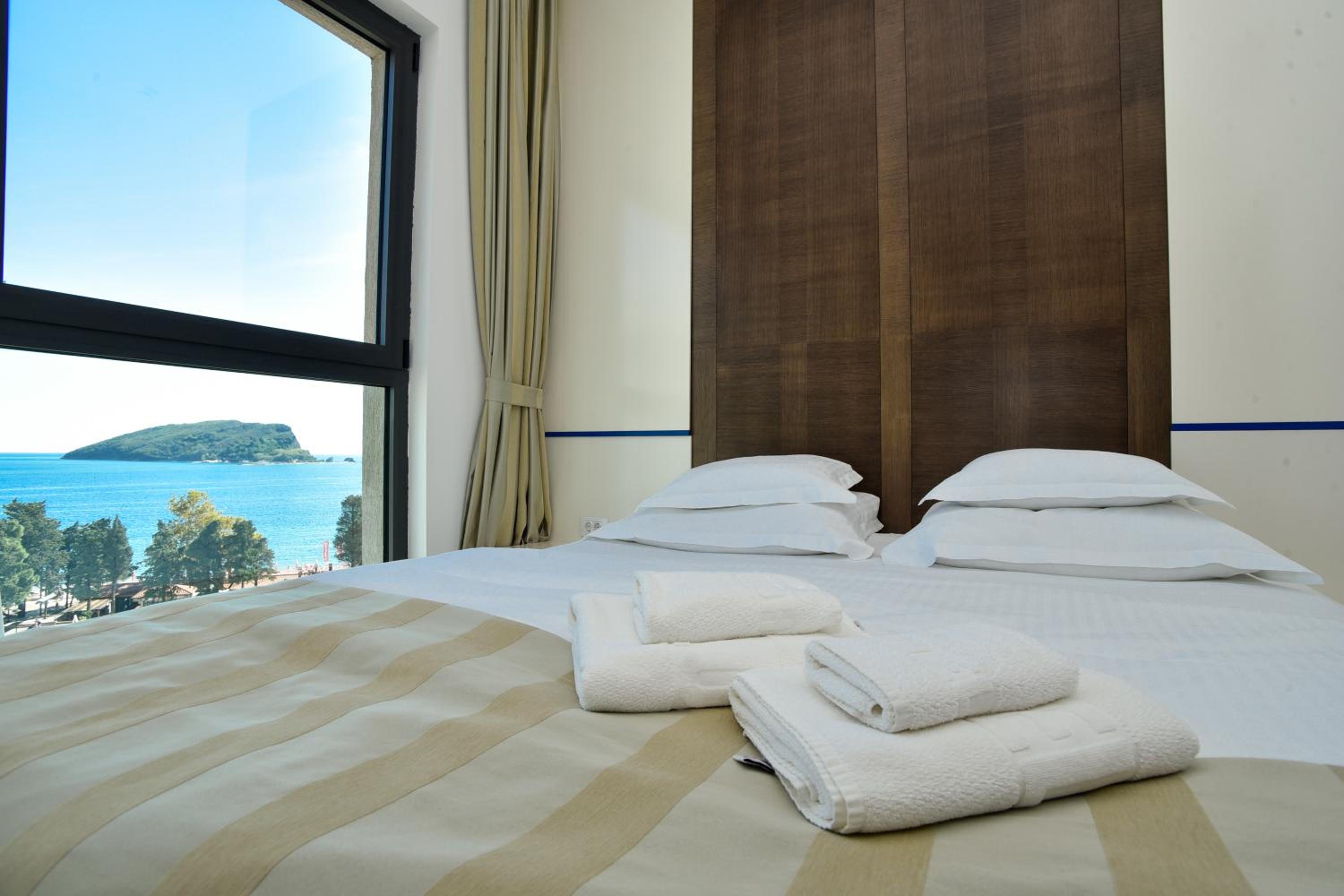 Deluxe Two-Bedroom Apartment with Terrace and Sea View - Photo 13