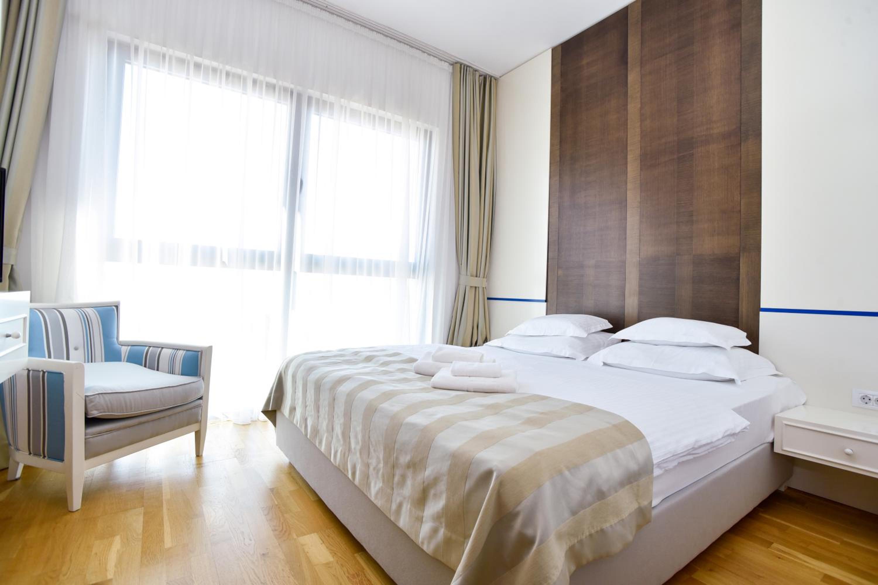 Deluxe Two-Bedroom Apartment with Terrace and Sea View - Photo 5