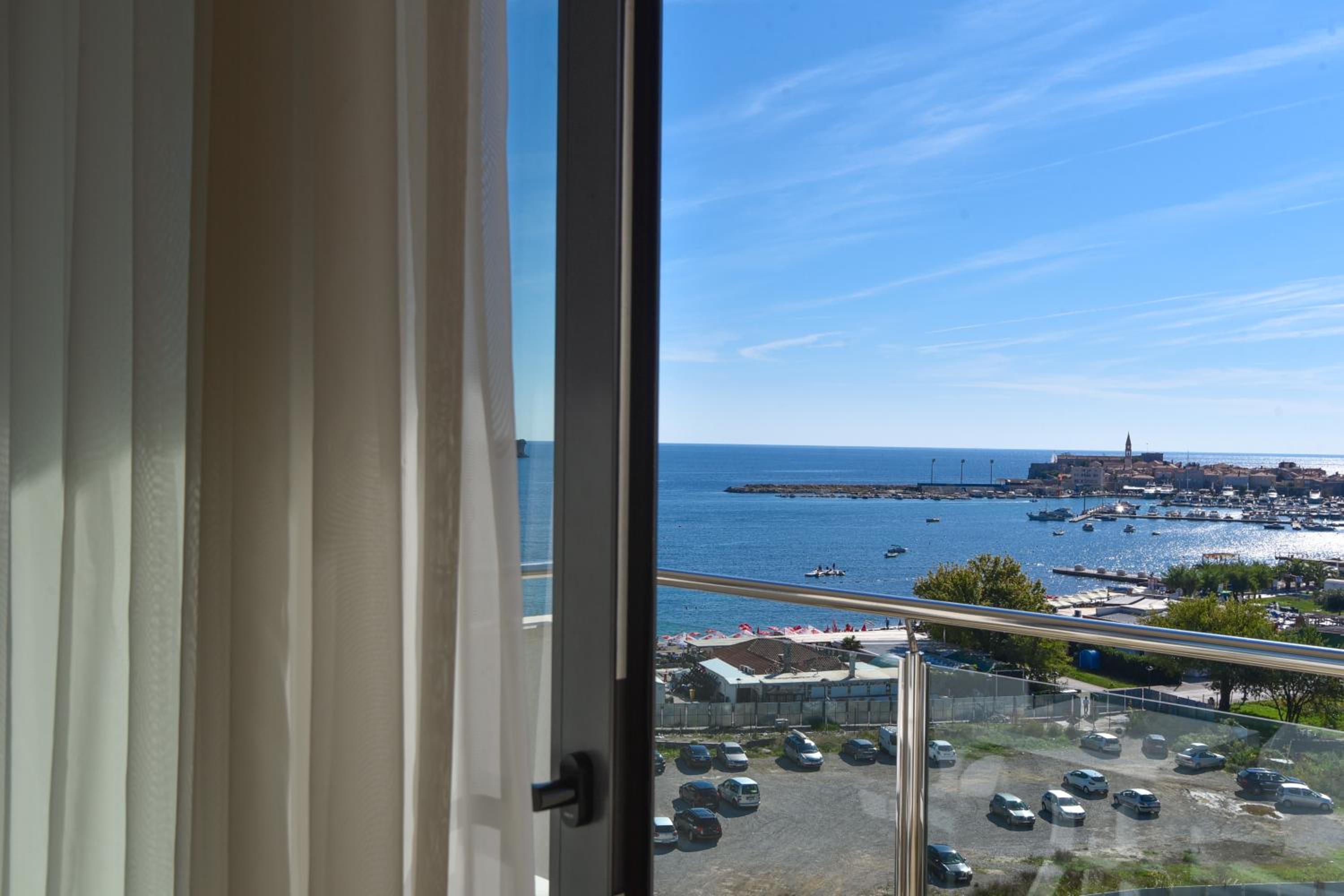 Deluxe Two-Bedroom Apartment with Terrace and Sea View - Photo 21