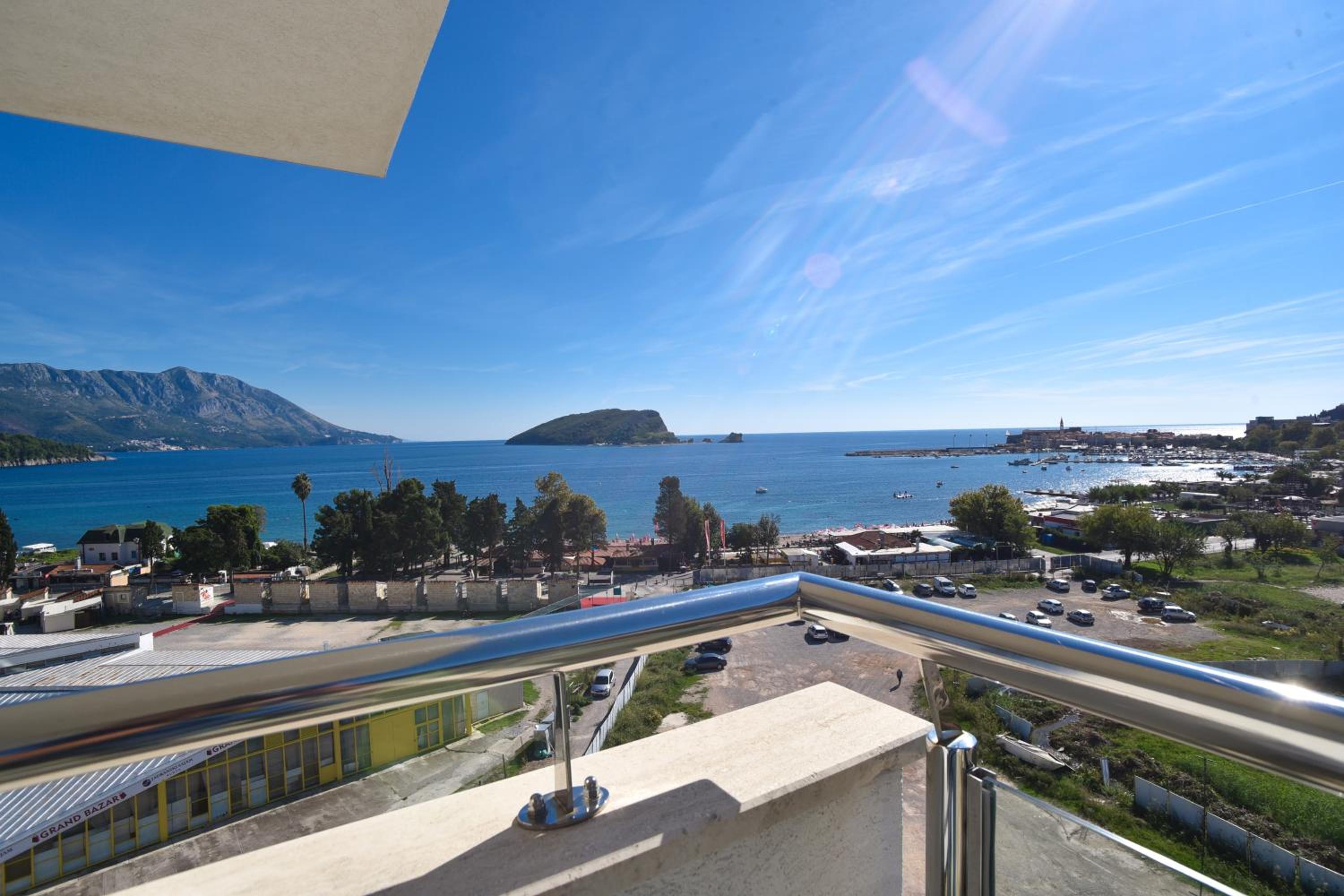 Deluxe Two-Bedroom Apartment with Terrace and Sea View - Photo 8