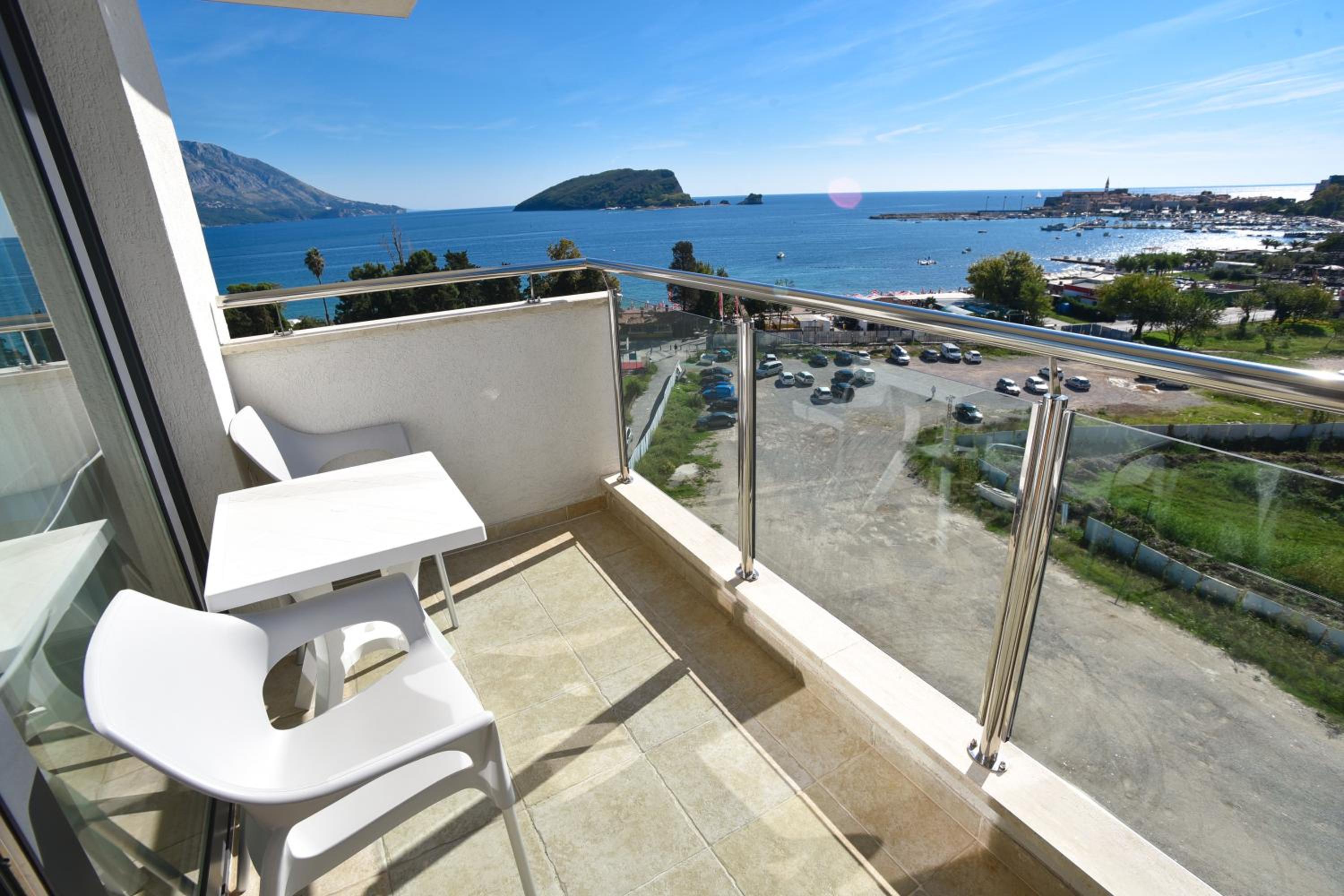 Deluxe Two-Bedroom Apartment with Terrace and Sea View - Photo 22
