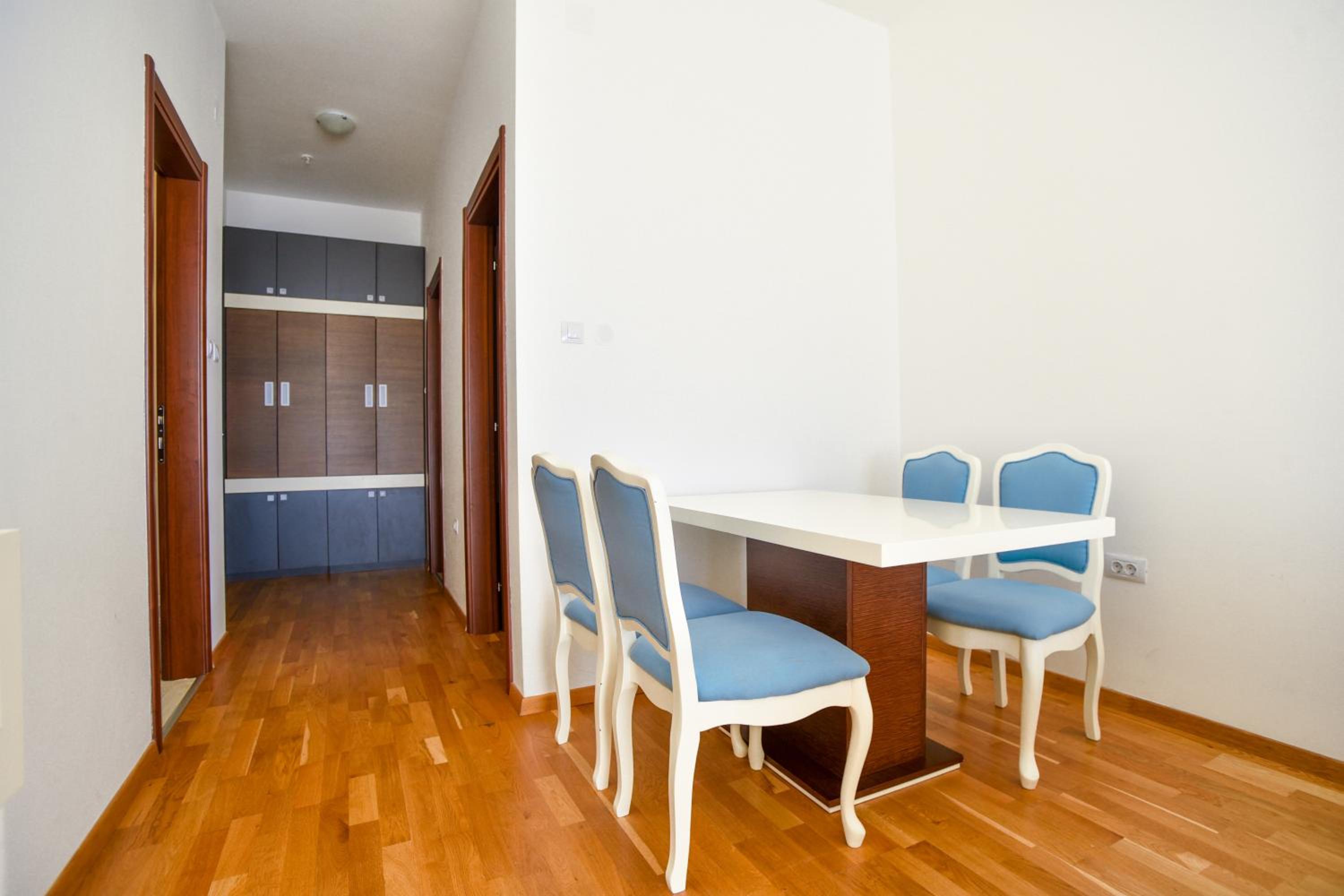 Deluxe Two-Bedroom Apartment with Terrace and Sea View - Photo 12