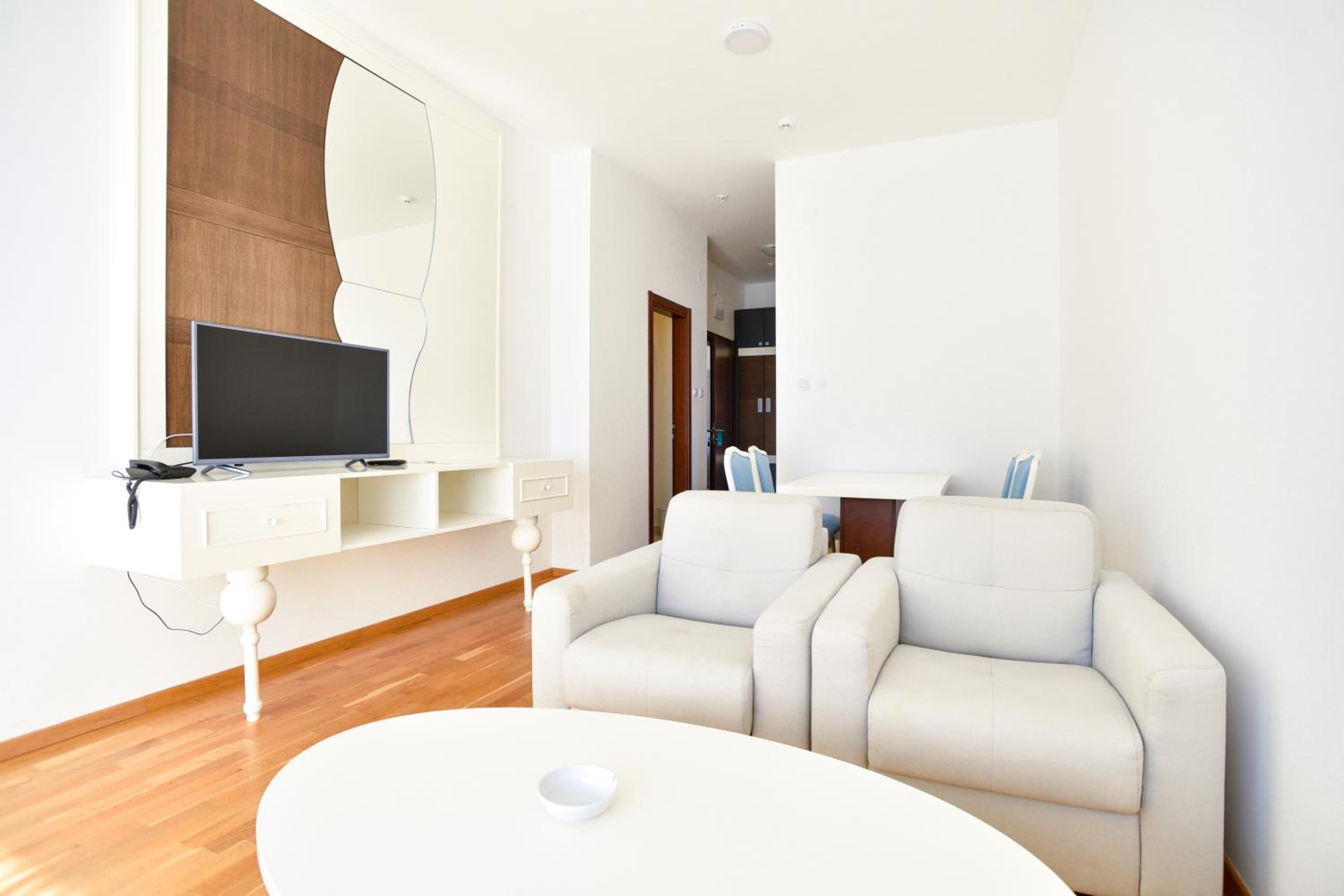 Deluxe Two-Bedroom Apartment with Terrace and Sea View - Photo 10