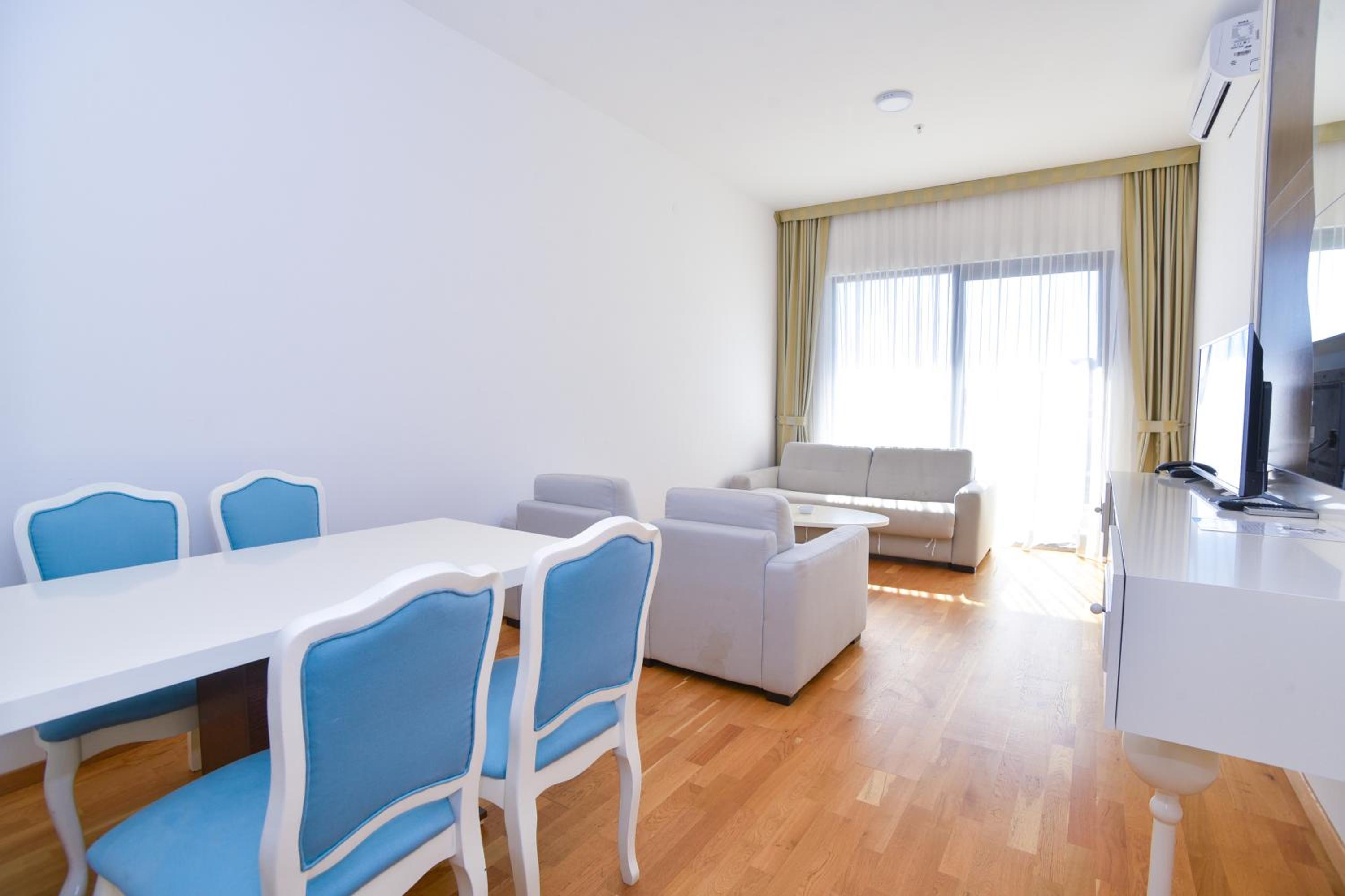 Deluxe Two-Bedroom Apartment with Terrace and Sea View - Photo 9