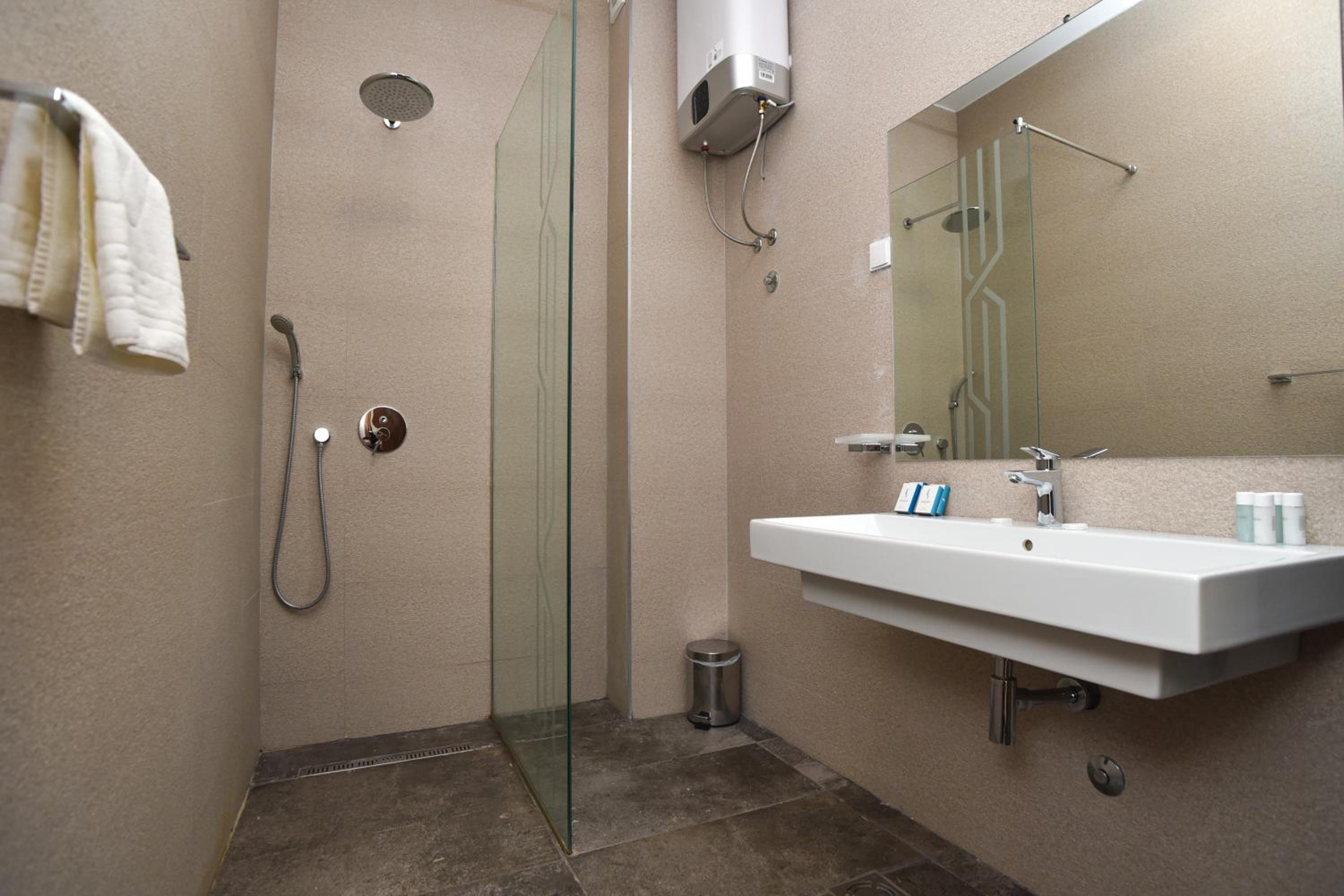 Double Room with Balcony - Photo 8